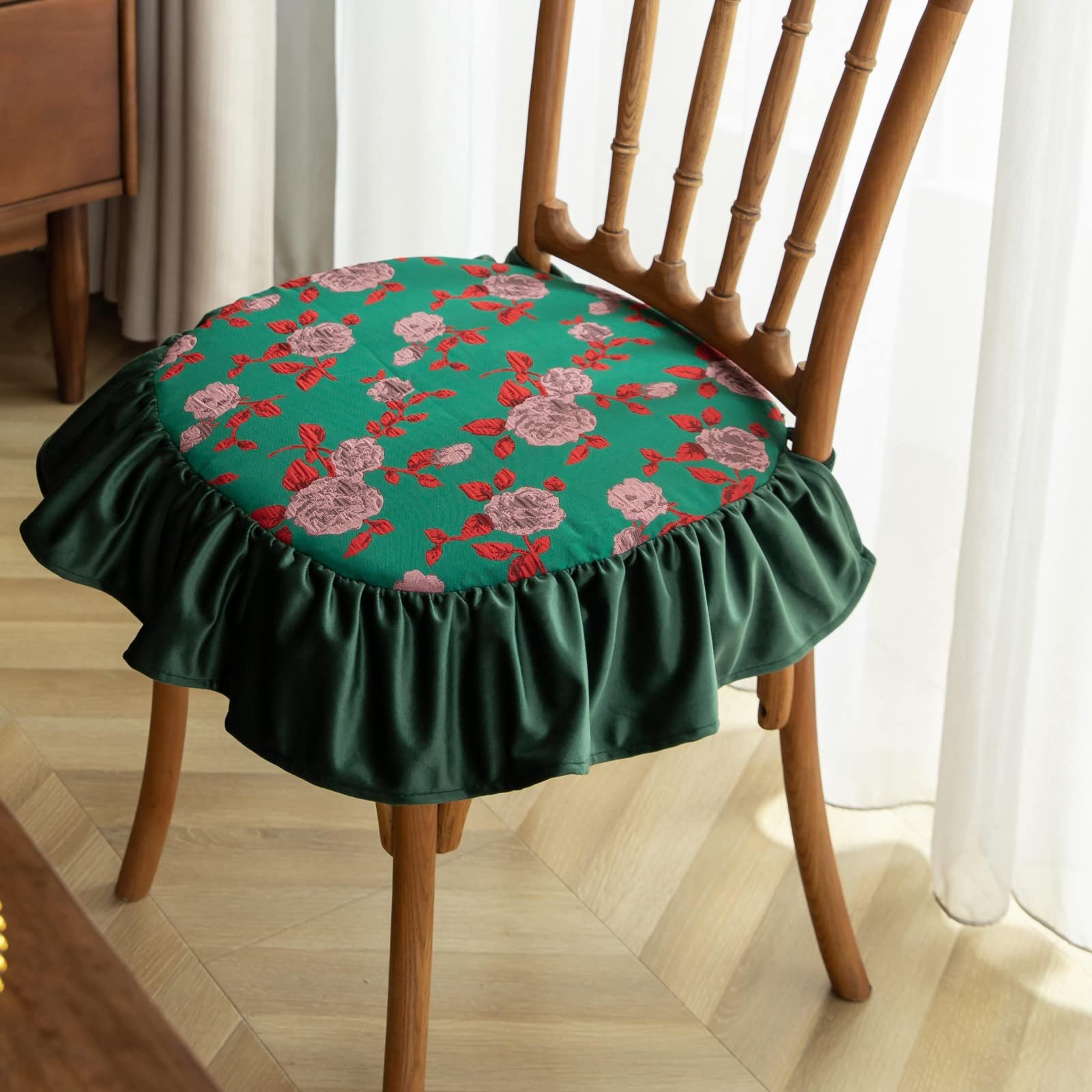 Cojín de asiento con lazos para decorar una cocina rústica o comedor familiar