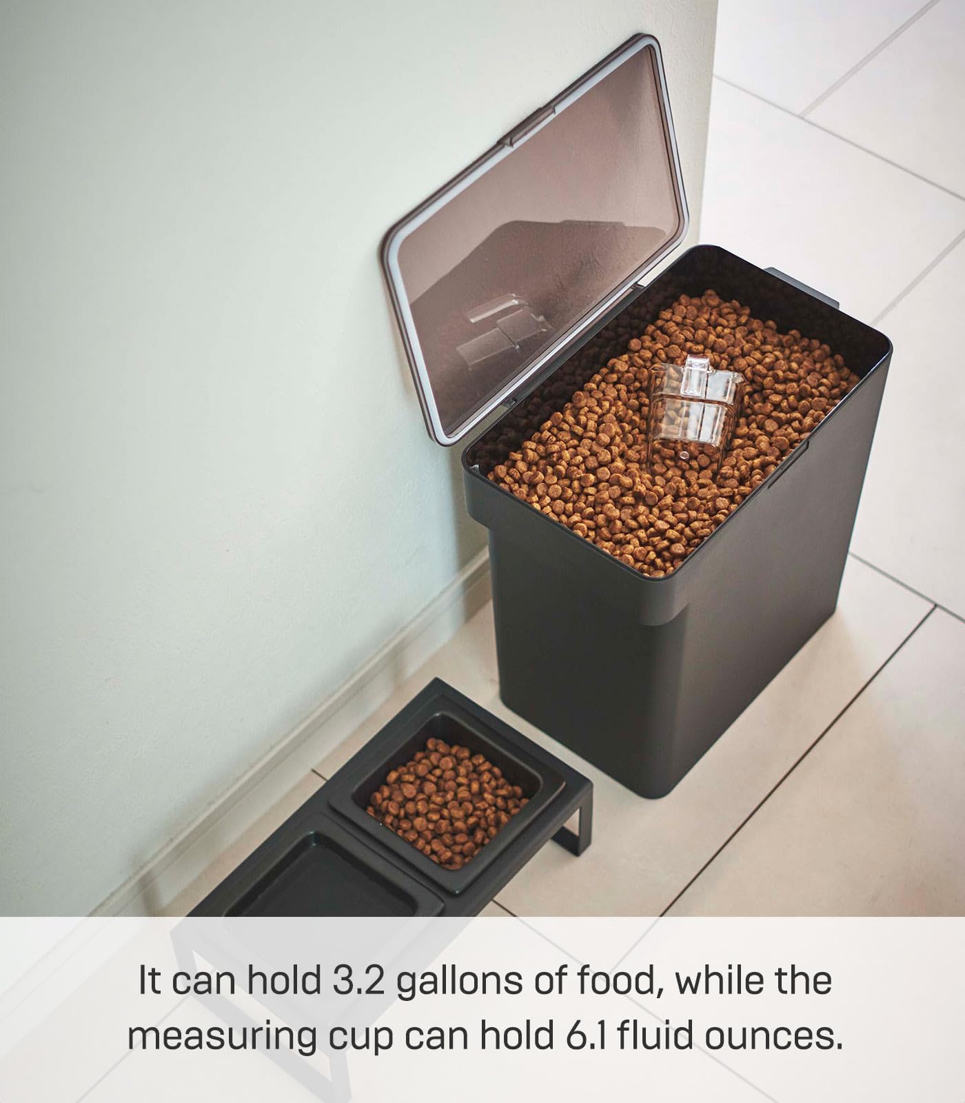 YAMAZAKI Home Tower - Contenedor hermético de almacenamiento de alimentos para mascotas, contenedor de comida para gatos y perros con tapa transparente y asa, grande, plástico ABS, 15 libras, 3.17