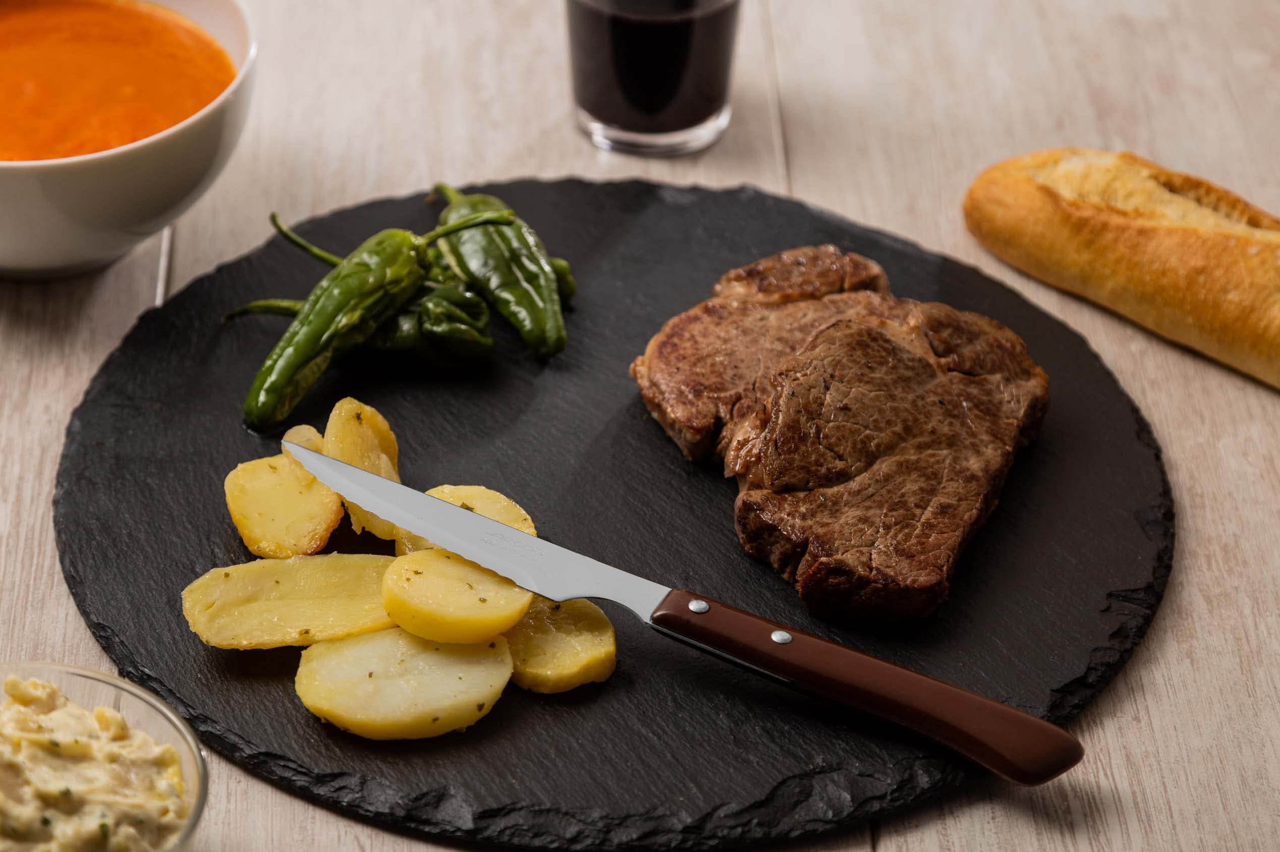 Arcos Cuchillos de Mesa Caja de 24 uds Chuletero, Hoja de Acero Inoxidable Nitrum 110 mm, Mango de Nylon, Color Marrón (24 uds)