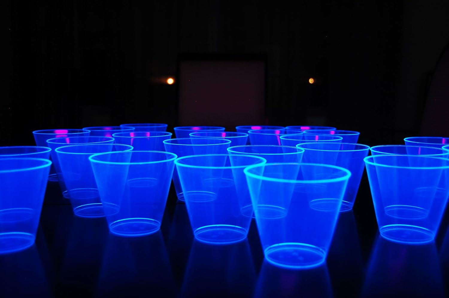 DIRECTGLOW LLC 100ct Blacklight Reactive 9oz Party Cups with 5 Blacklight Balloons (Multicolor)
