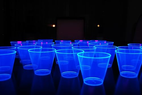 DIRECTGLOW LLC Vasos de fiesta de 25 quilates reactivos a la luz negra de 9 onzas con 5 globos de luz negra (azul neón)