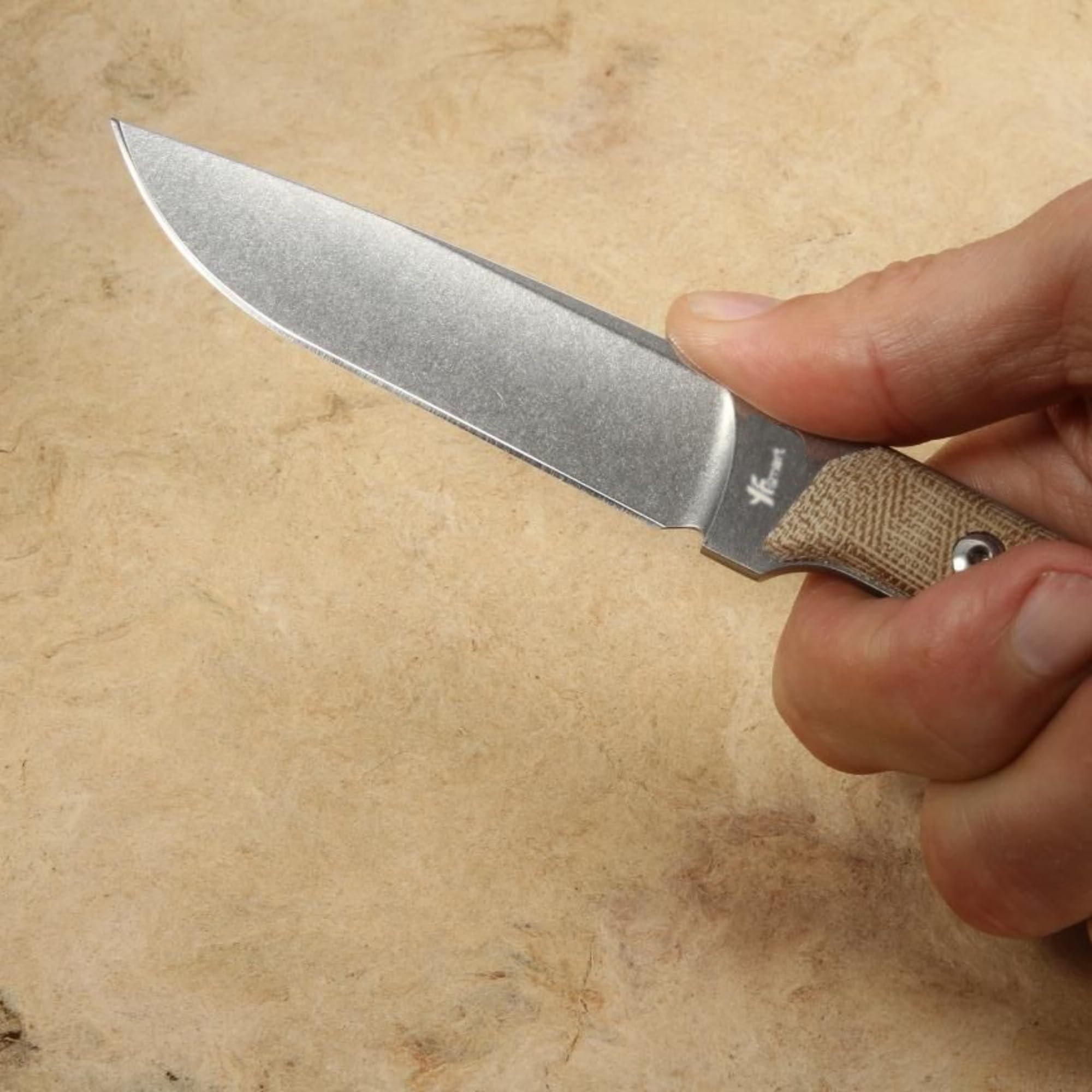 Coltello da caccia a lama fissa leggero con lama a punta cadente stonewashed, impugnatura in tela naturale Micarta, fodero in Kydex, clip da cintura