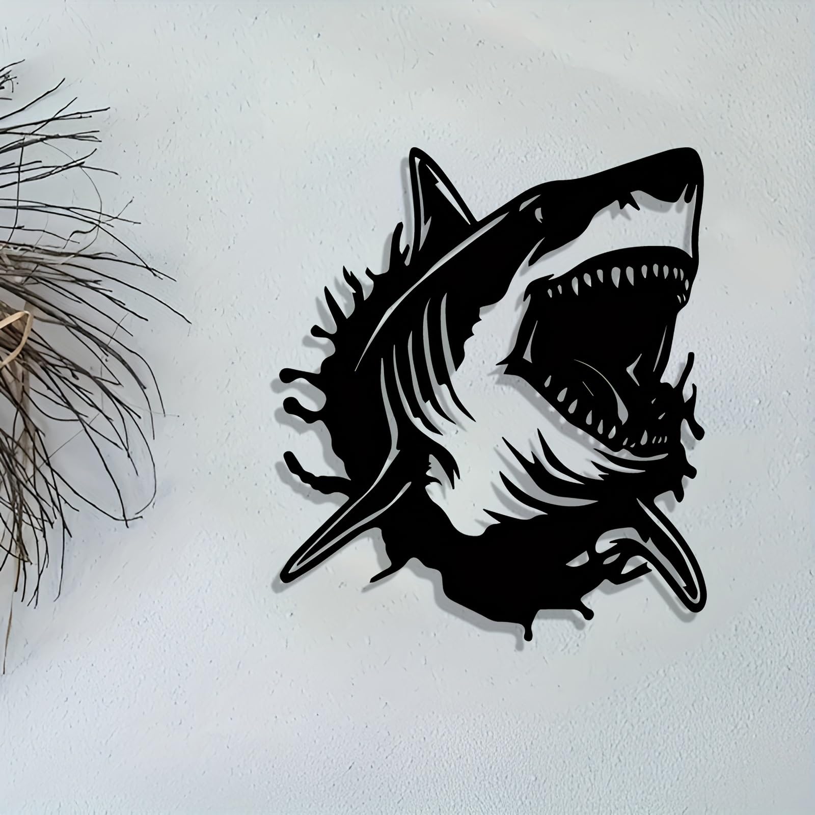 Decoración de pared abstracta contemporánea de metal con diseño de tiburón: mural náutico de hierro negro para interiores/exteriores, hogar y oficina, con detalles de aletas y dientes, ideal para