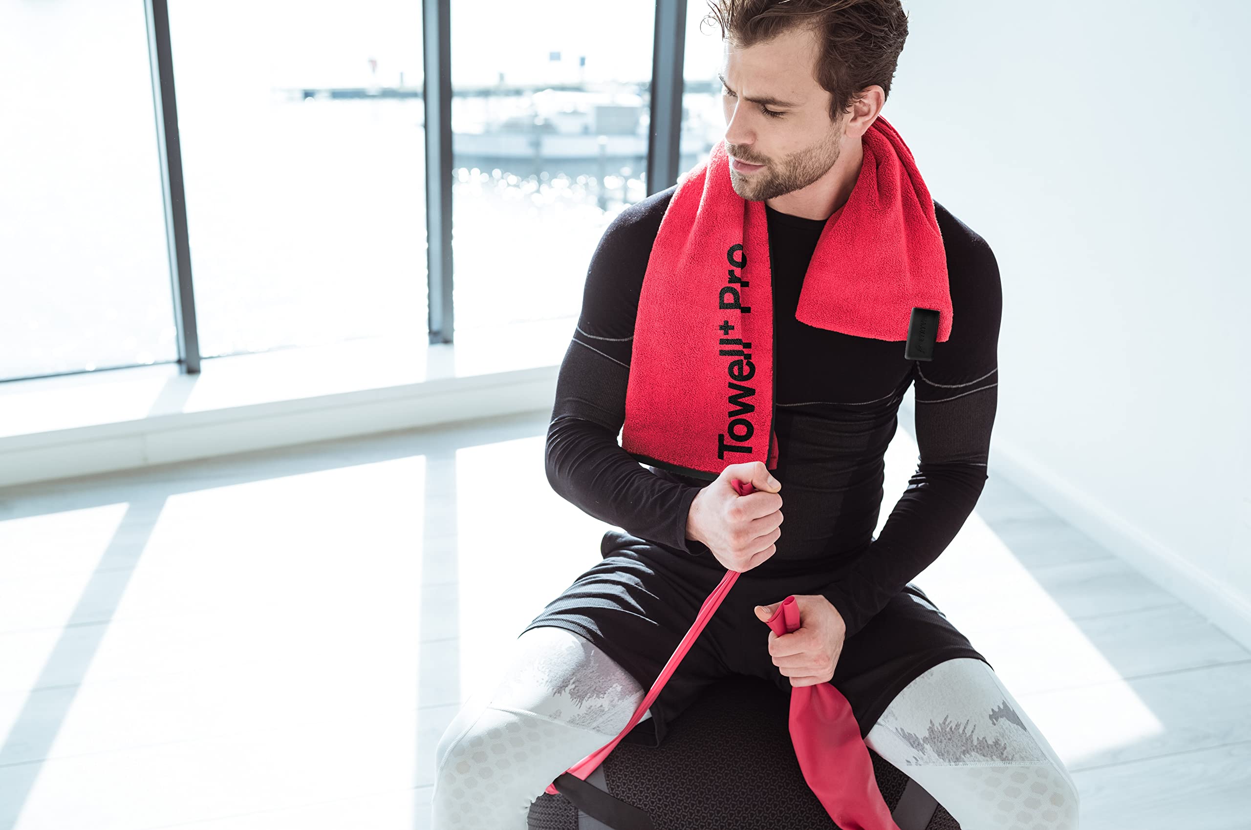 STRYVE TOWELL+Pro Sporthandtuch (105 x 42,5cm) Fitness Handtuch mit Magnet, Tasche + Rutschschutz, Badetuch, Yoga & Fitnessstudio Handtuch (Towell Pro, Neon Red)