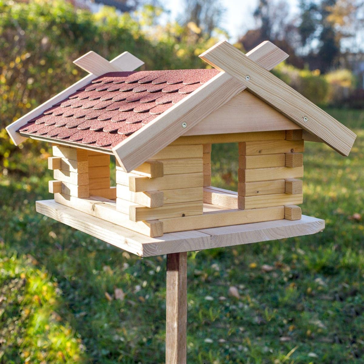 Vogelhaus Bausatz (groß), Biberschwanz rot Manufaktur Martinshof hergestellt in der Werkstatt in der Werkstatt für behinderte Menschen L: 44,00 cm B: 37,00 cm H: 27,00 cm Vogelhäuschen Futterhaus