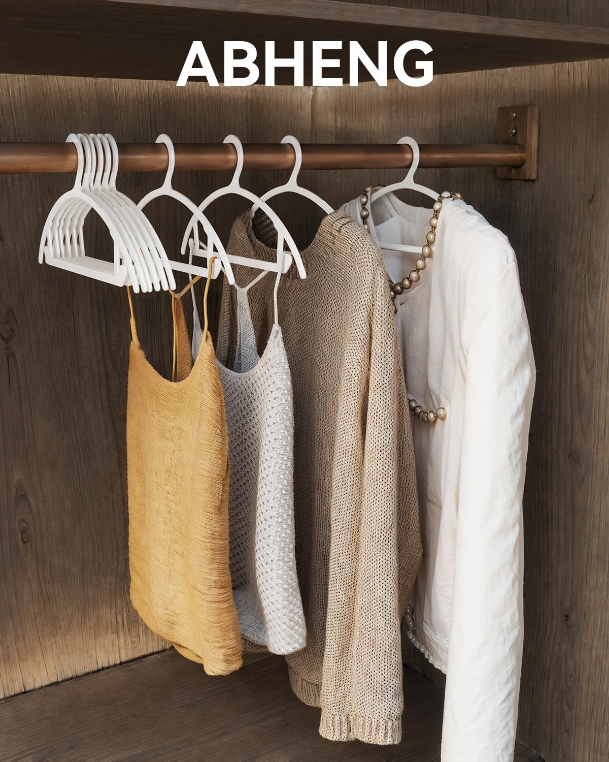 ABHENG 30 Perchas de Plástico Antideslizantes, Resistentes Delgadas Ahorradoras de Espacio, Perchas Todo-en-Uno para Vestidos Trajes Jeans Jerseys, 41,7 cm x 21cm, Blancas, APY0830W