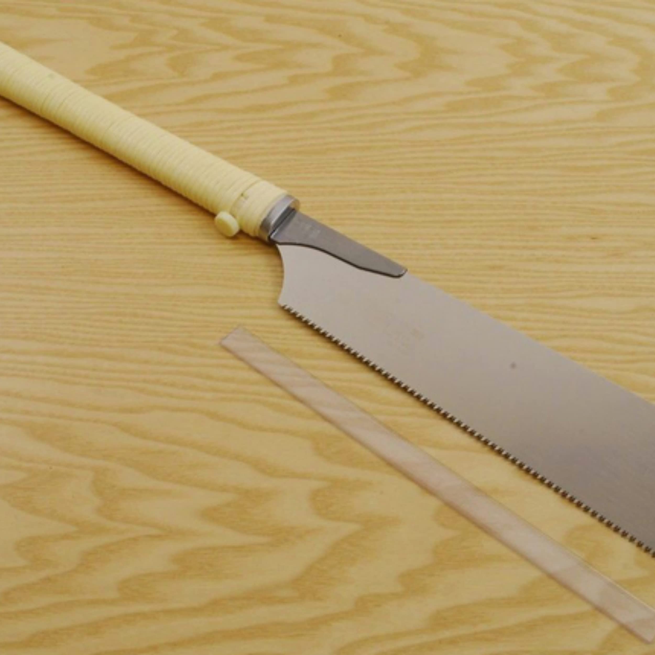 (Sol-éco) Sierra Japonesa KATABA Proton Power Ibarame 240 - Fab. Japón | Sierra de mano para madera - Hoja fina con barra corta para corte pasante - Ebanistería, carpintería in situ - Mango de ratán