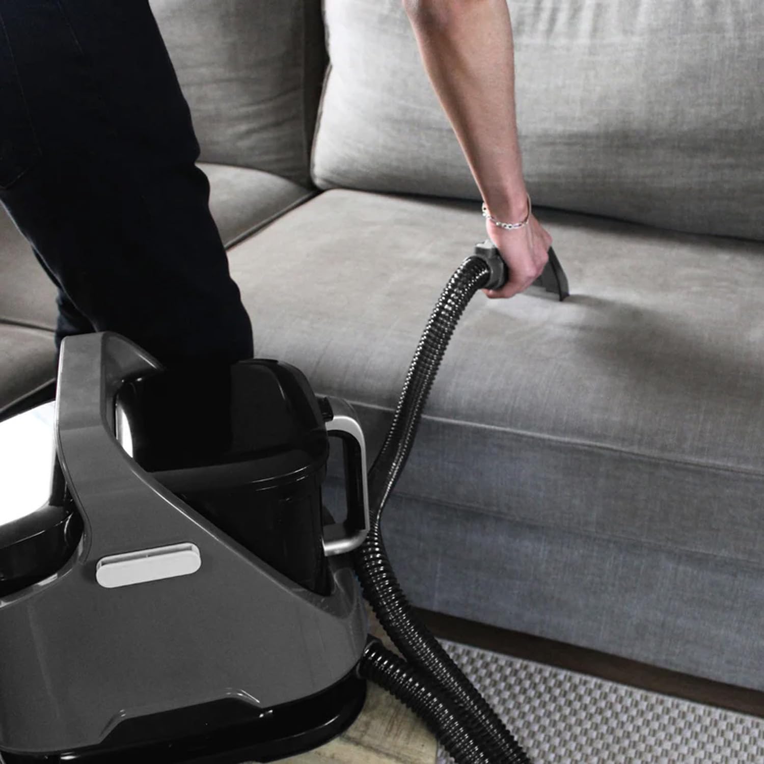 Avilia Máquina aspiradora para alfombras – Lava moquetas – Lava Interiores del Coche Cable de 3 Metros, depósitos de 1,4 L y 1,2 L Tecnología Avanzada para una Limpieza Impecable. Gris Oscuro y Negro