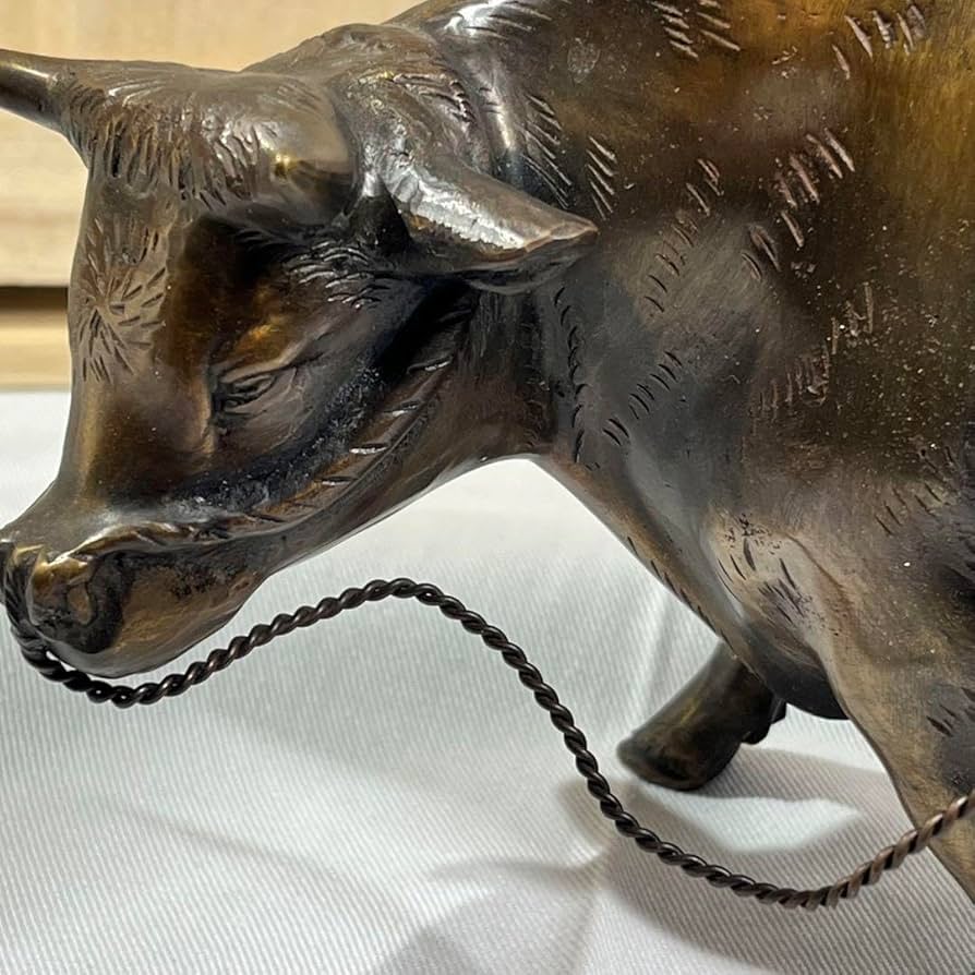 銅製置物  戦士牛  極細工 工芸品 美術品 手彫り インテリア置物 高岡銅器 牛 職人 般若 純一郎作 座牛 銅製 牛の置物 縁起物