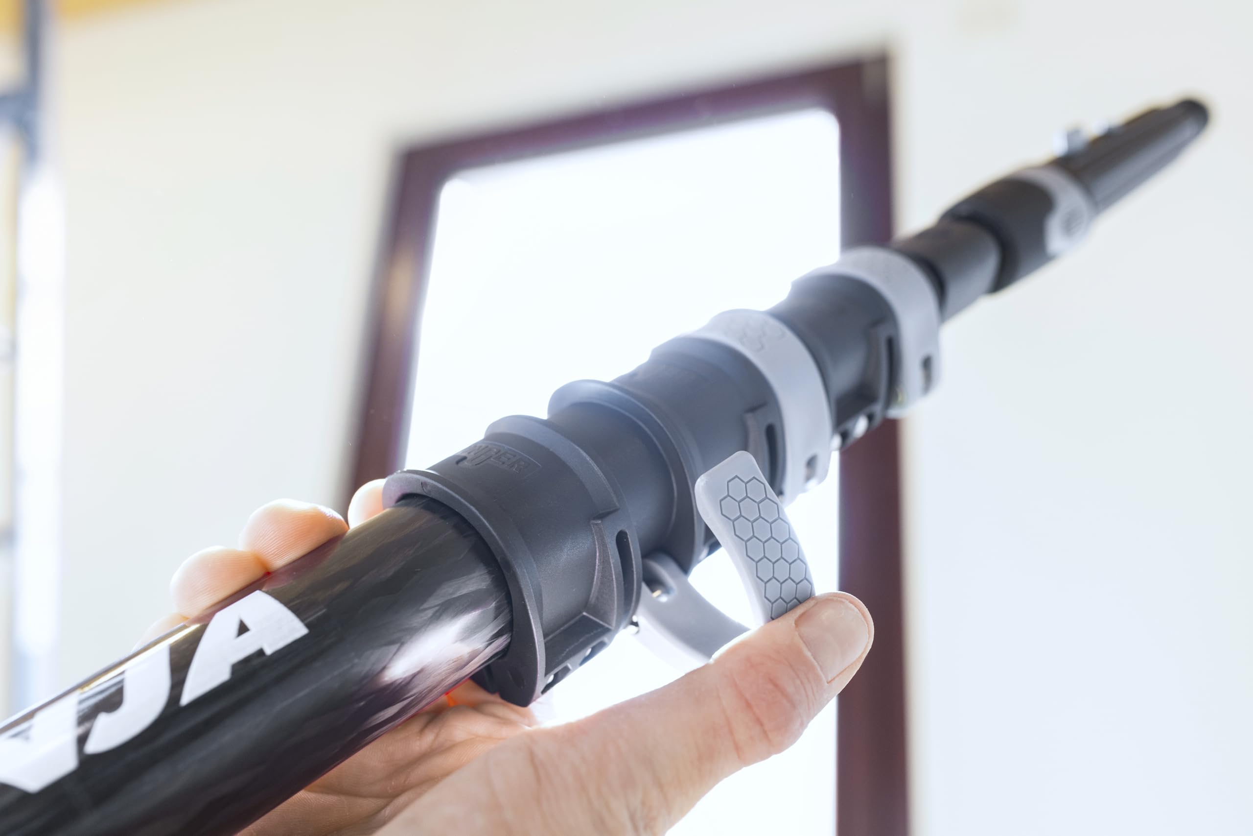 Unger Carbon Teleskopstange Ninja (1,90 m, 4-teilig, Anti-Rutsch Endkappe, kompakt, Fensterreinigung, Verlängerung Reinigung, Zubehör Fensterputz, kompatibel mit Zubehör) NCP19