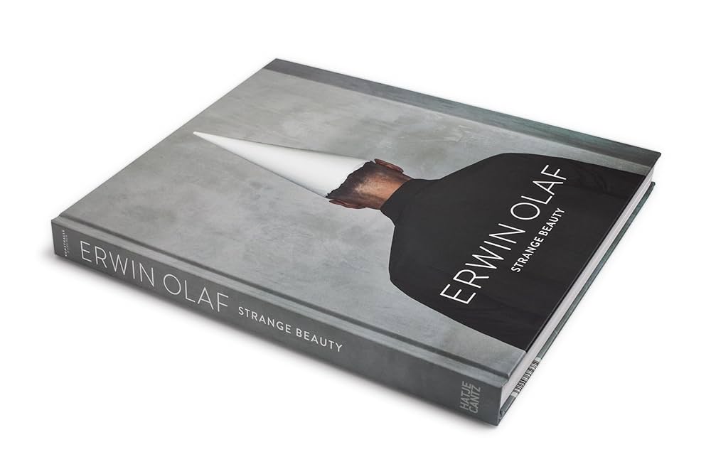 Amazon.com: Erwin Olaf: Strange Beauty: 9783775749213