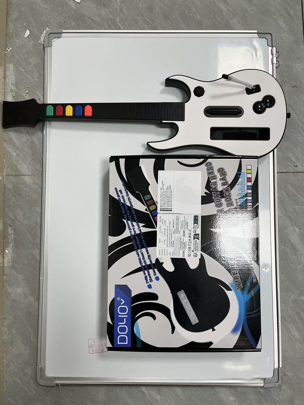 DOYO Manette sans fil pour Wii compatible avec Guitar Hero et Rock Band, fonctionne avec tous les jeux Guitar Hero, sangle ajustable (Noir)