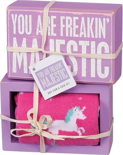 Miniatura 4 de Primitives by Kathy 105542 Set de regalo con letrero decorativo y par de calcetines con texto en inglés «You are Freakin' Majestic», talla única,