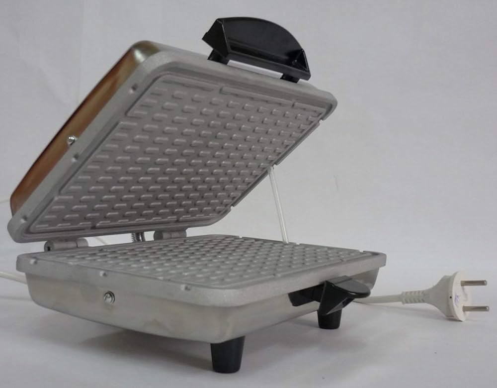 CH2218 ☘️ena. Reebok Icon Smartwatch - 45.35 mm - Victory Gold | staples.ca