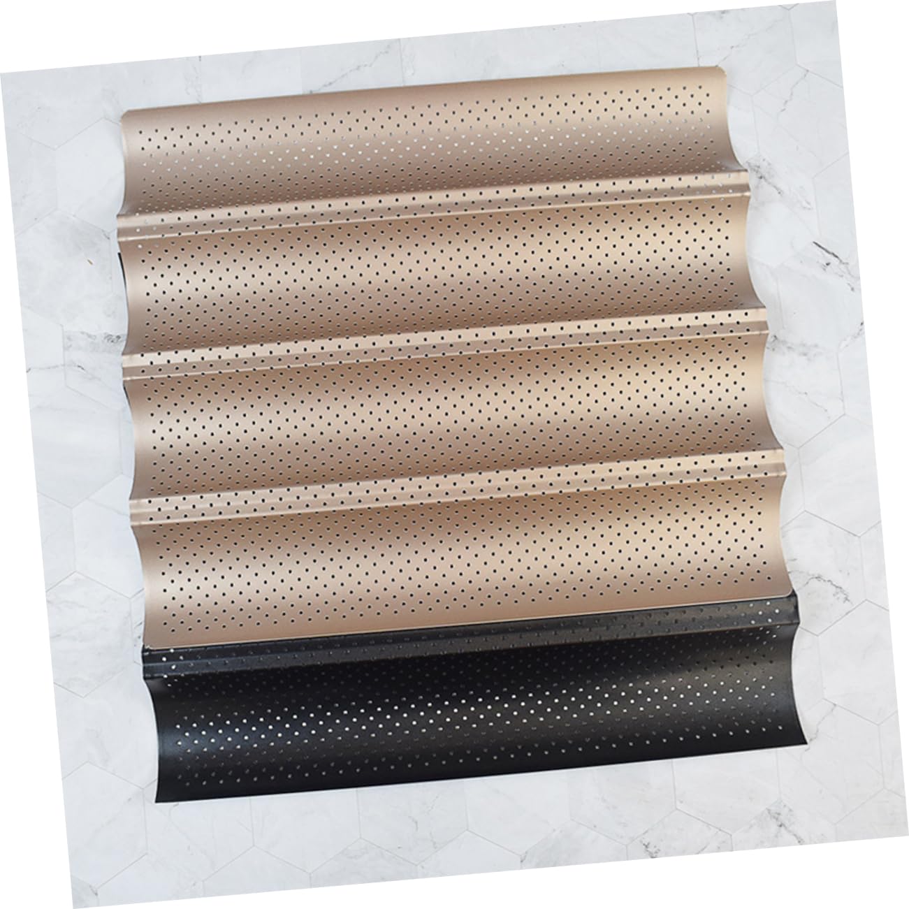 Bandeja para Hornear Baguette Antiadherente Dorada de Acero al Carbono | Orificios de Ventilación, Reutilizable y Resistente al Calor, para Pan Casero, Limpieza Sencilla