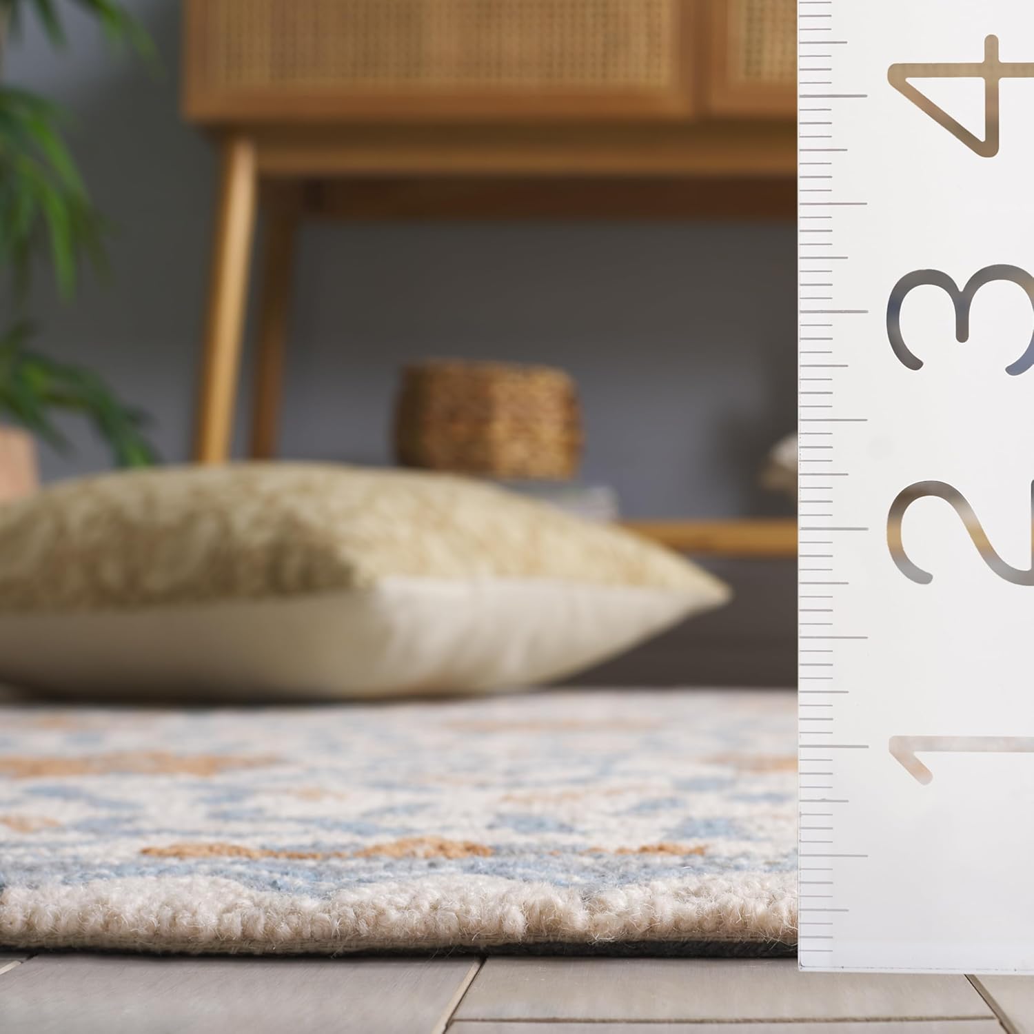 SAFAVIEH Chelsea Collection Area Rug - 5'6" Round, Ivory & Blue, Hand-Hooked French Country Wool, Ideal for High Traffic Areas in Living Room, Bedroom (HK150A)