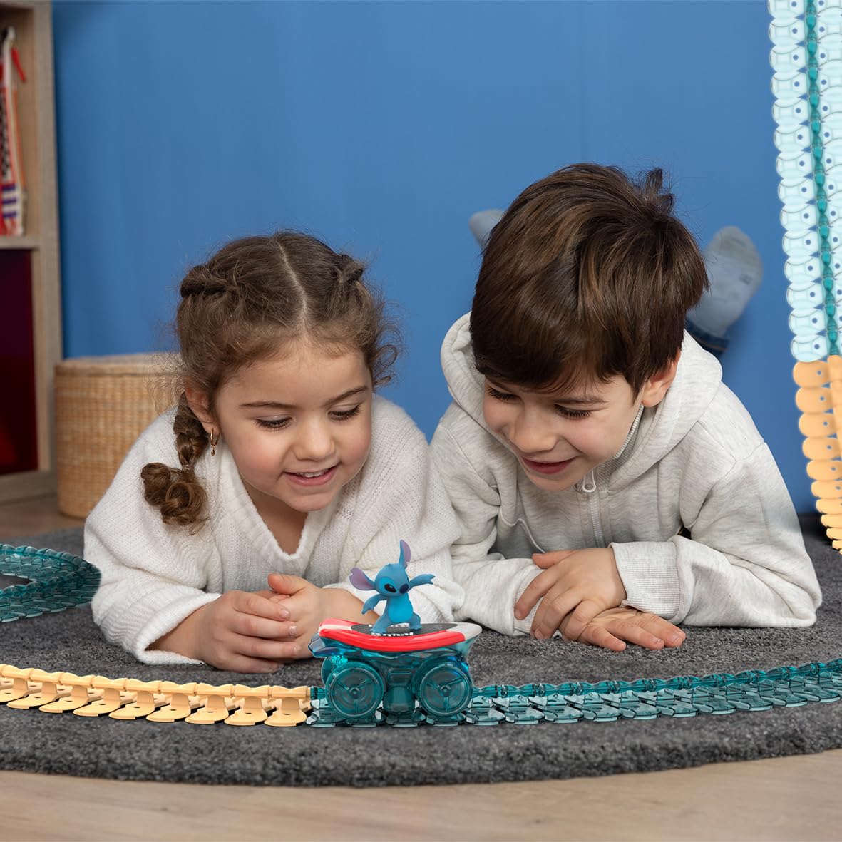 Smoby - Stitch - FleXtreme - 4m 40m Car Circuit - 184 Flexible and Modular Tracks + 1 Stitch Vehicle Light Effects - Batteries Included - Suitable for Ages 4+
