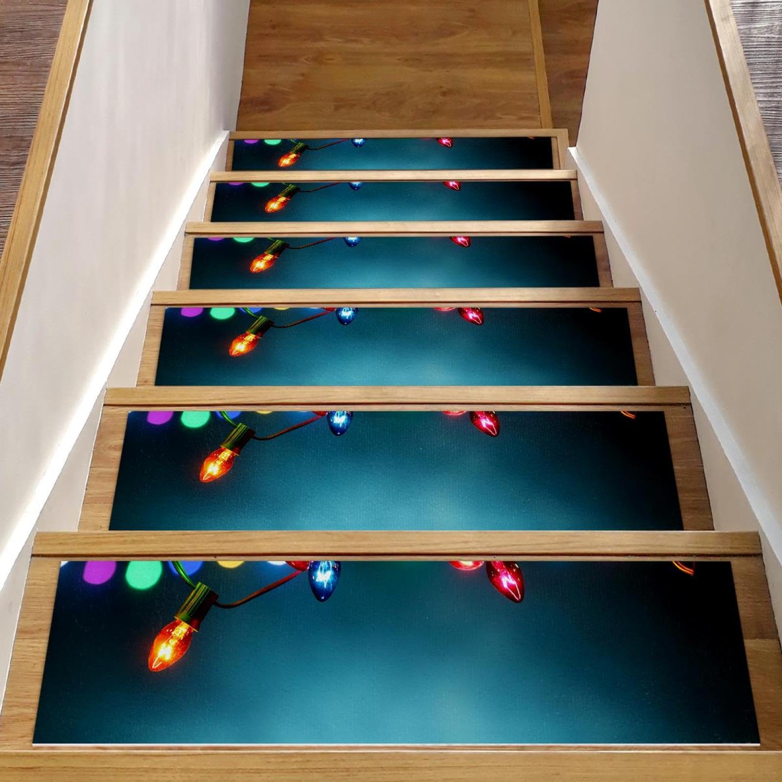 Luces navideñas para escaleras en interiores de madera con alfombrillas