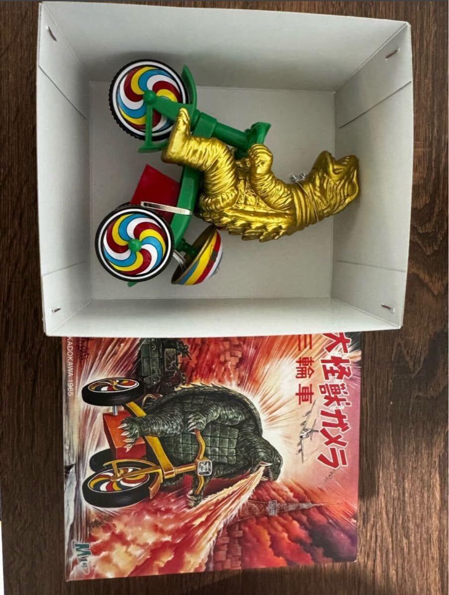 ガメラ生誕60周年ガメラ三輪車ゴールドカラー 雪の結晶ペンダント付き