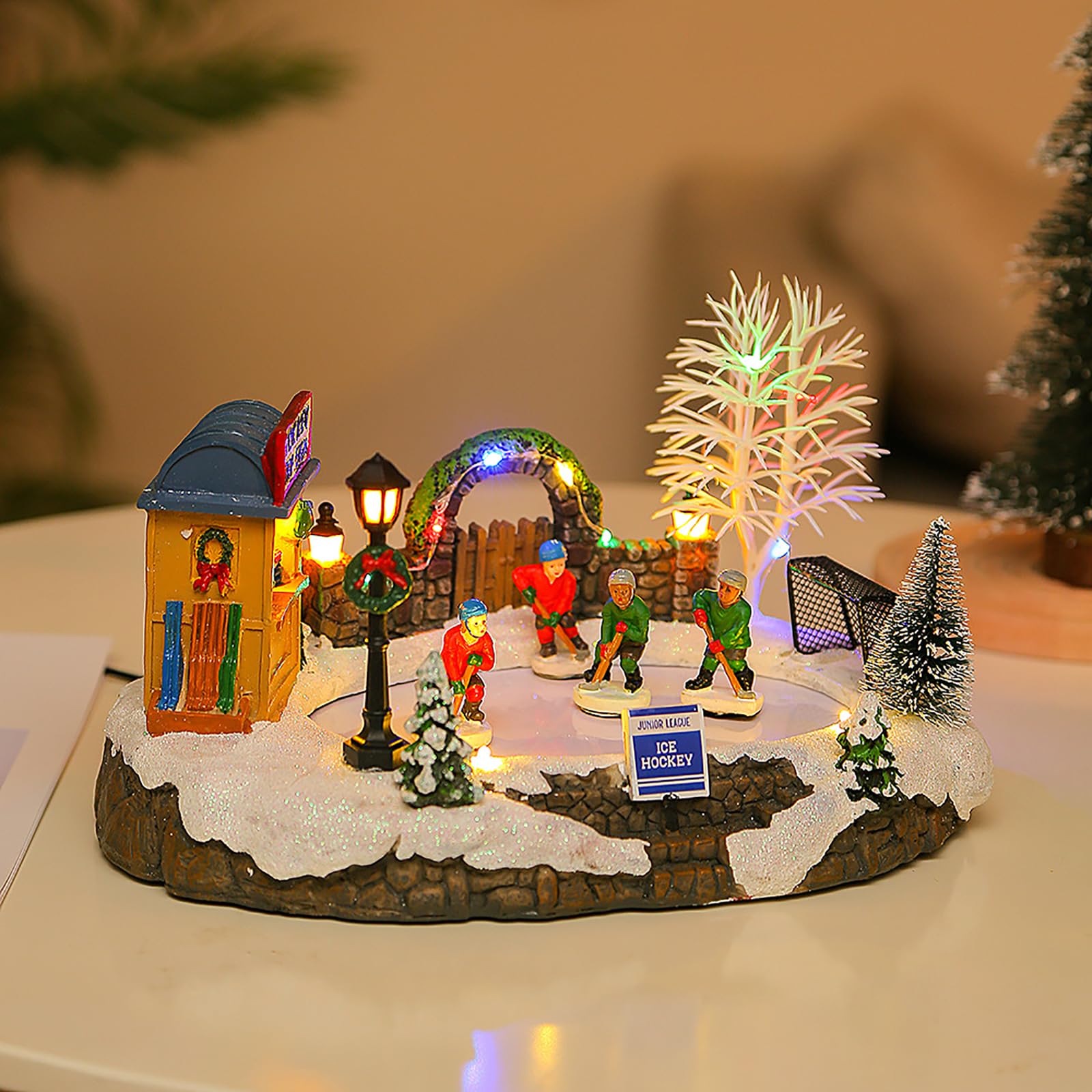 Casa De Nieve con Iluminación Navideña, Pueblo De Nieve Navideño con Estanque De Patinaje Y 4 Patinadores En Movimiento, Música Navideña Clásica, para Decoraciones Navideñas, Exhibición