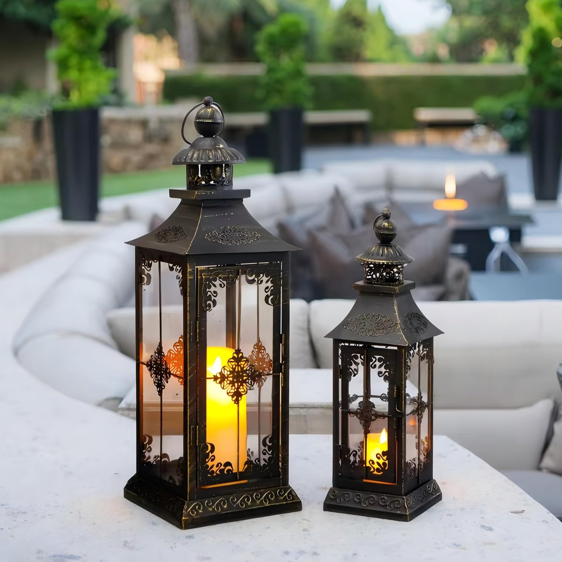 TRIROCKS Großes Set mit 3 Dekorativen Laternen 48/34/24 cm H, Vintage-Hängelaterne Kerzenhalter aus Metall mit gehärtetem Glas für drinnen und draußen, Heim, Partys, Garten (Schwarz mit GolDbürste)