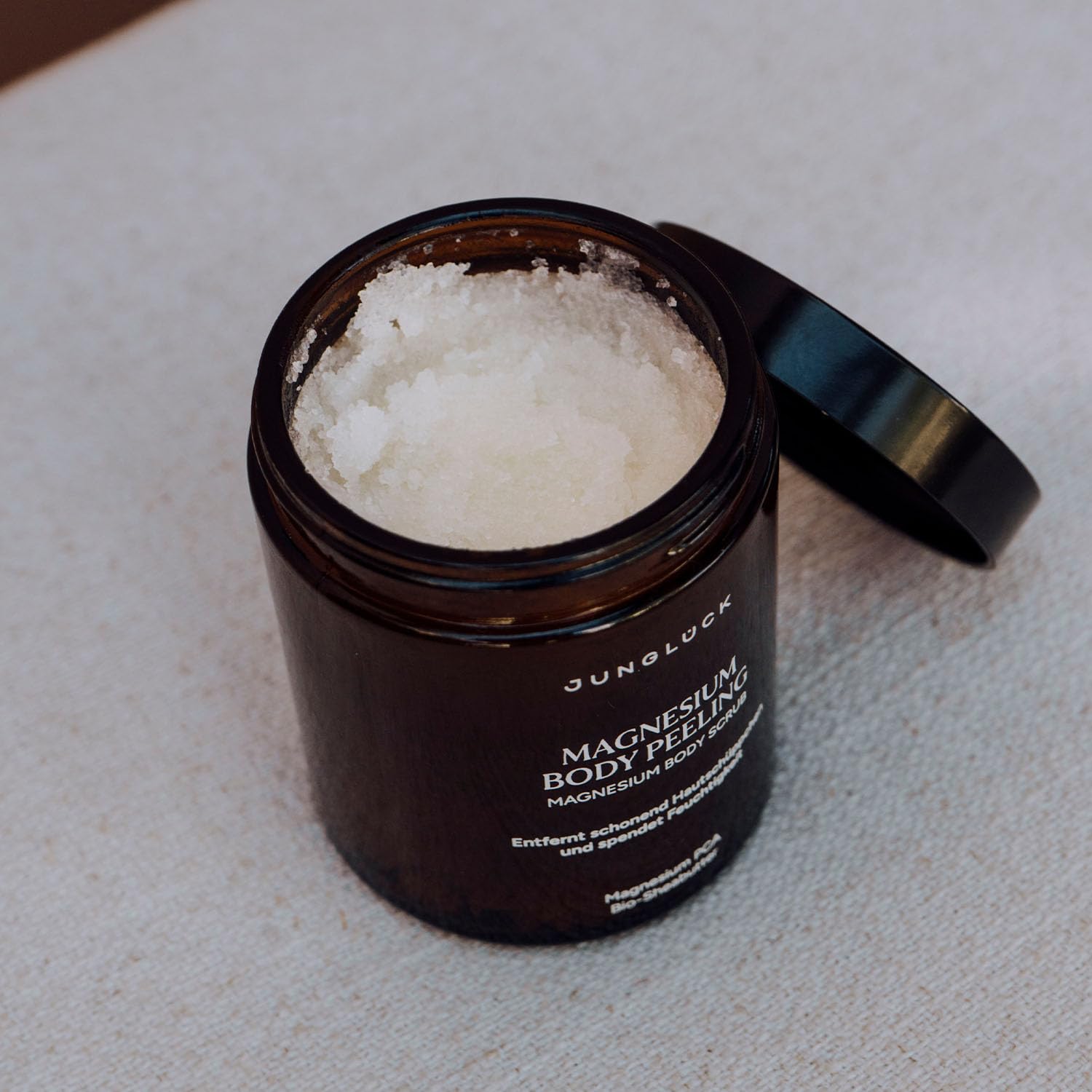 JUNGLÜCK Magnesium Body Peeling - Vegan | Körperpeeling mit Zucker- und Magnesiumkristallen für eine glattere Haut | Für ein geschmeidiges Hautgefühl mit BIO-Mangobutter, Jojobaöl und Mandelöl