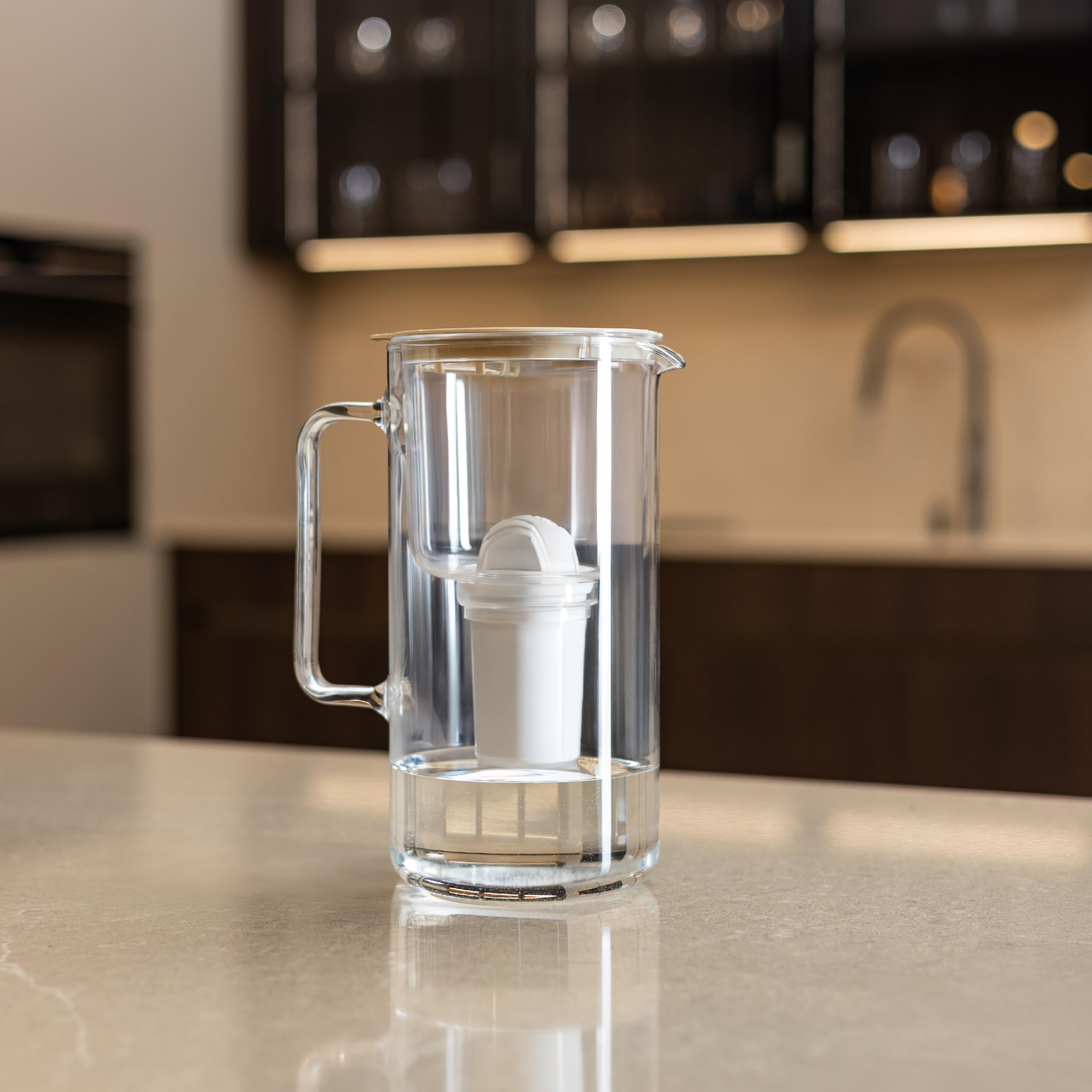 Wessper Carafe Filtrante en Verre avec Cartouches Filtrantes pour Eau Potable 2 l, Pichet en Verre avec Compteur de Filtre Intelligent, Kit comprenant 1x filtre à charbon actif- Beige