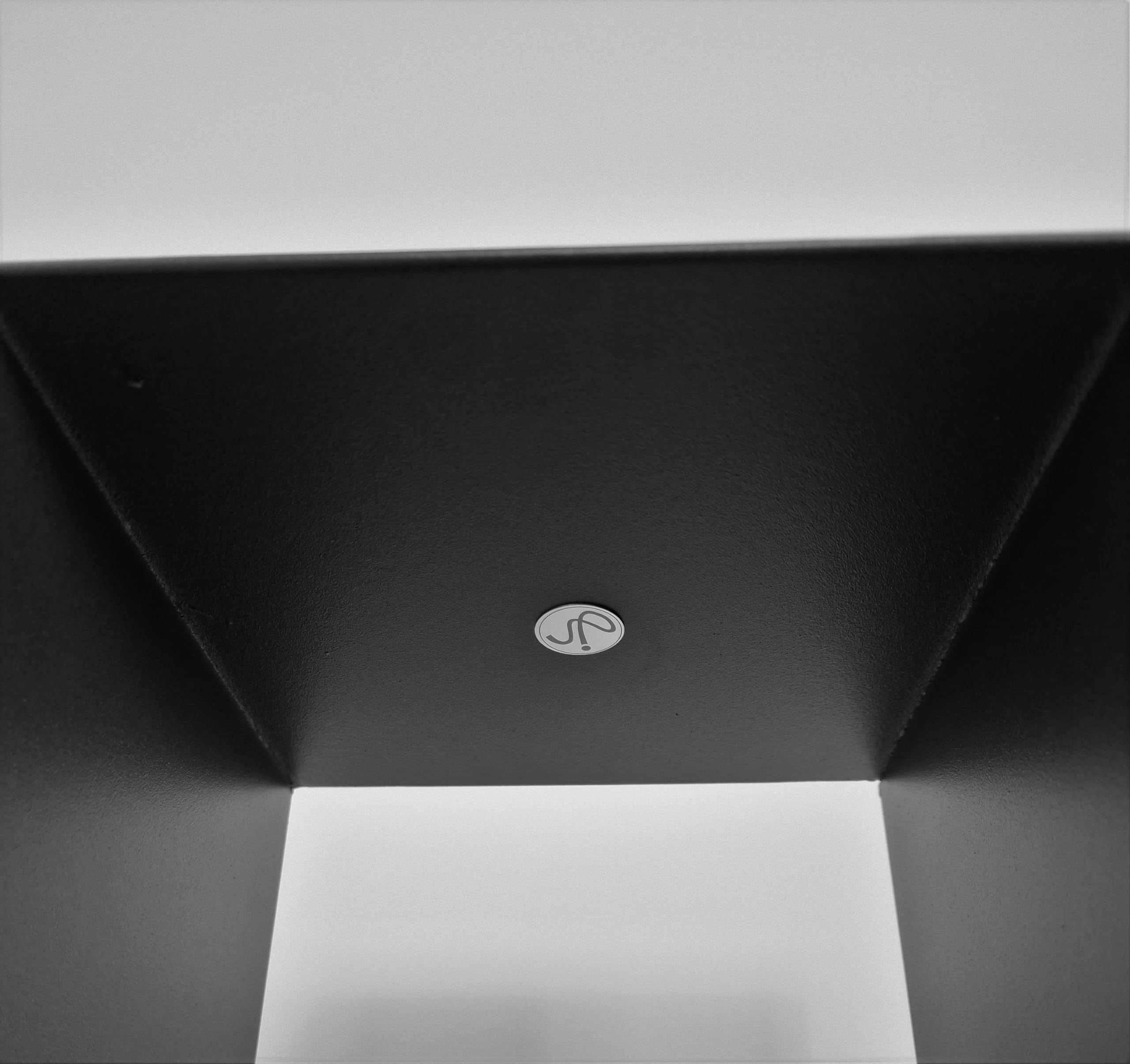 Genérico Pedestal, peana metálica, artesanal 100x23x23 para interior y exterior. Soporte alto, estante. Resistente y estable. Funcional. Color negro