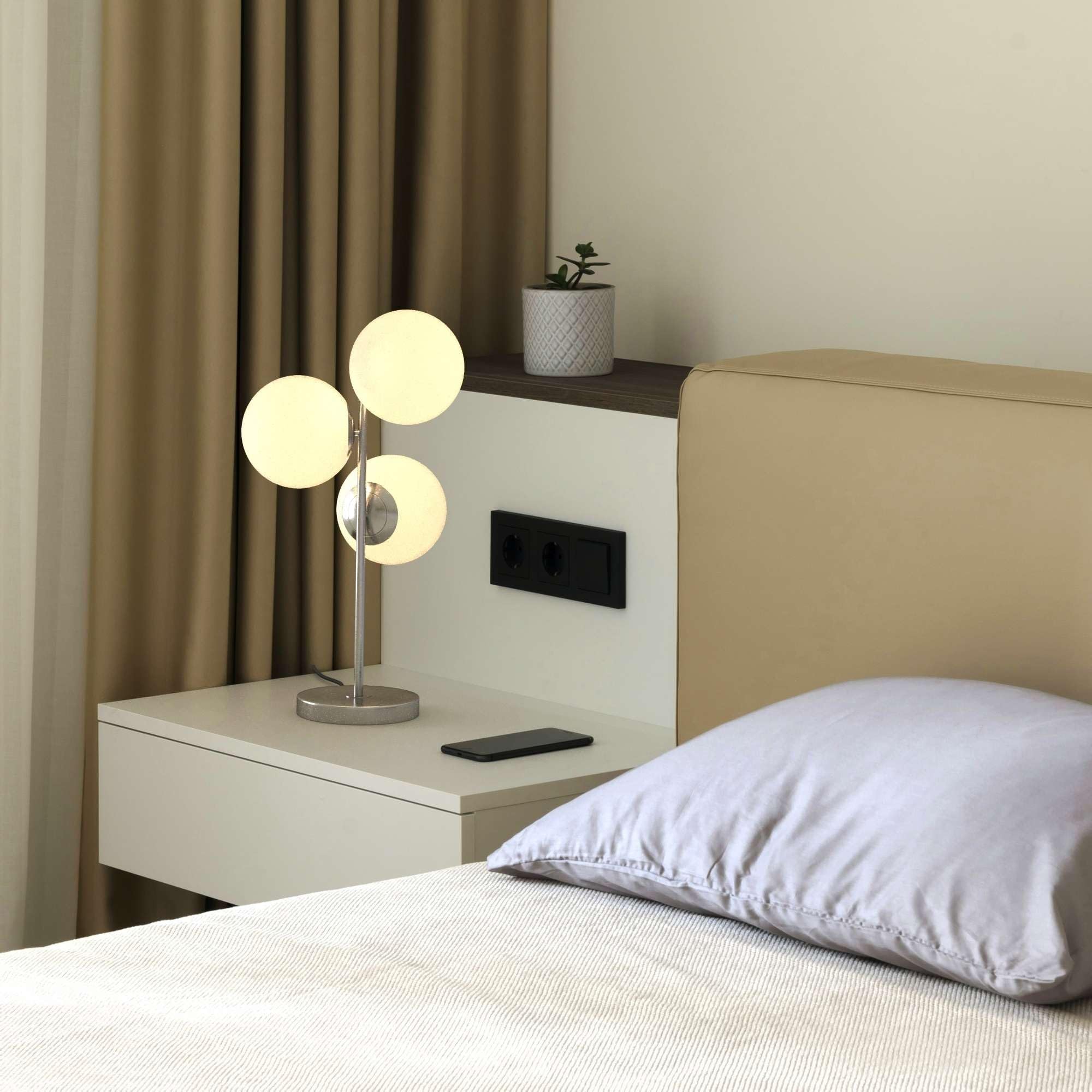 BARCELONA LED Lampa stołowa ROM z potrójną kulą z opalowego szkła Ø15 cm, nowoczesna konstrukcja kompatybilna z żarówkami E27, idealna do salonu, sypialni, biura, biurka i stylowego oświetlenia wnętrz