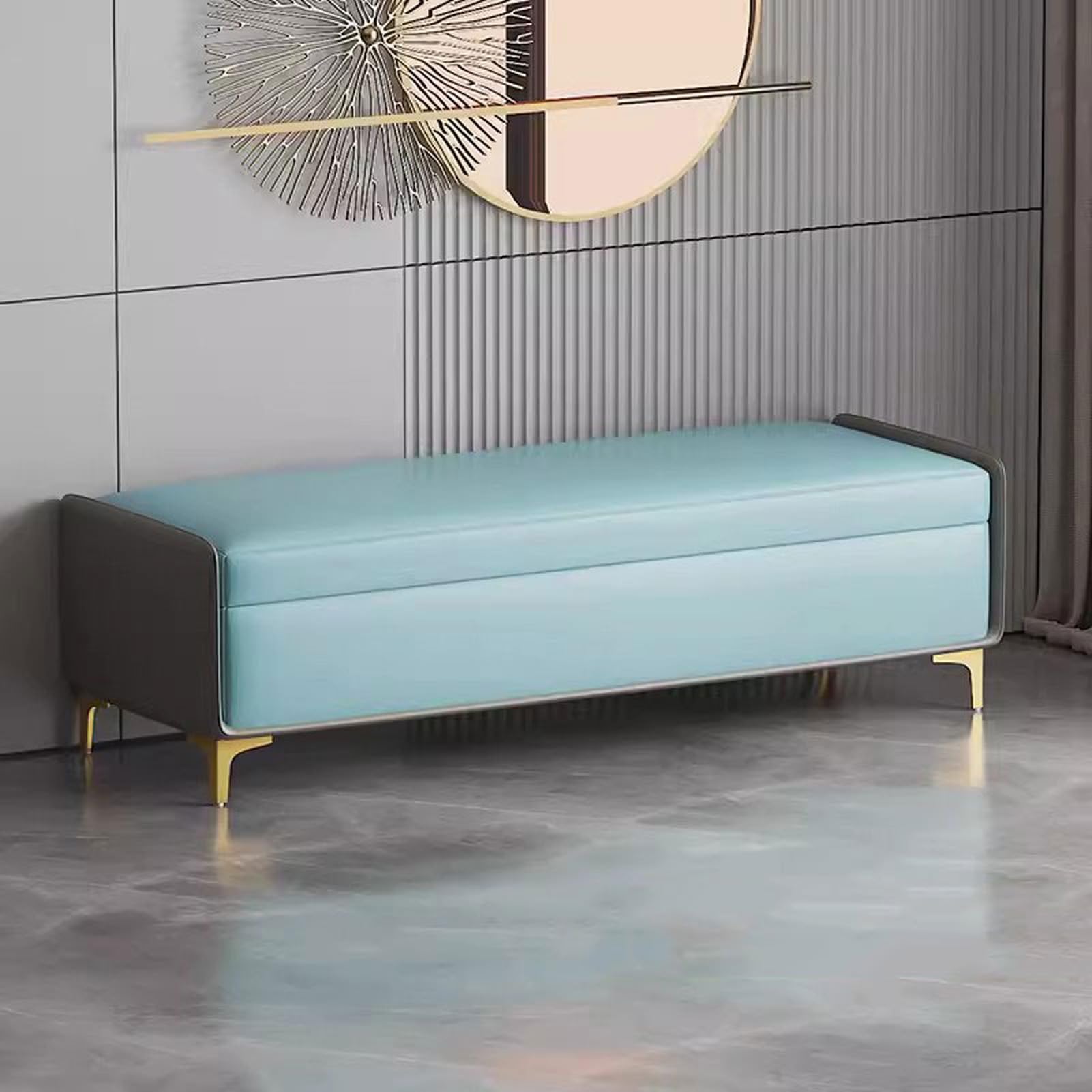 Banc de penderie matelassé et pieds dorés pour un dressing luxueux