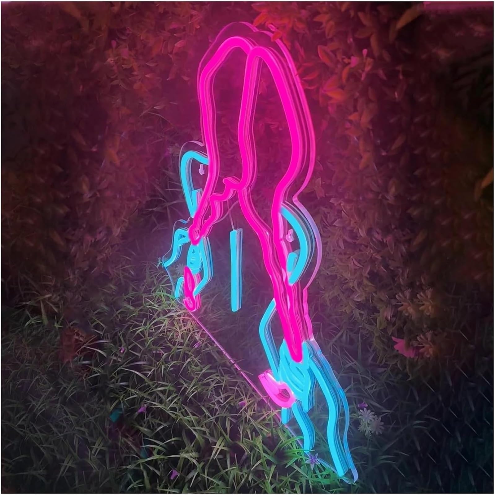 Insegna al neon con lettere colorate e illuminazione interna corpo femminile
