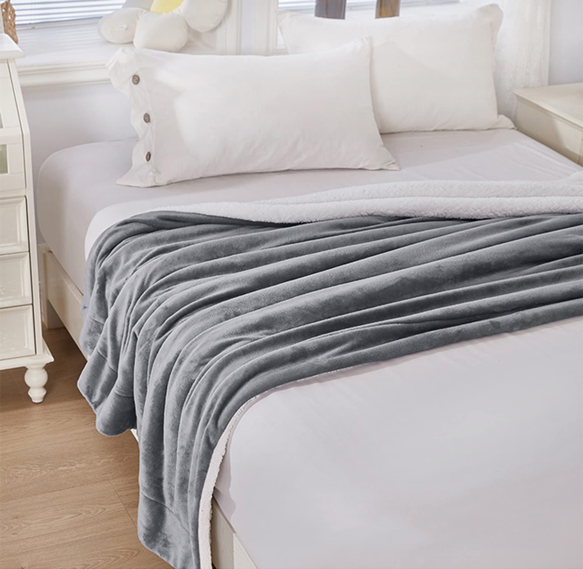 Homebliss Couverture Polaire Flanelle 130 X 150 Cm,Couverture De Canapé,Plaid Polaire Super Douce Et Duveteux,Plaid Pour Canapé,Chaude Et, Confortable,Couvre-lit - Haute Qualité - Gris Clair