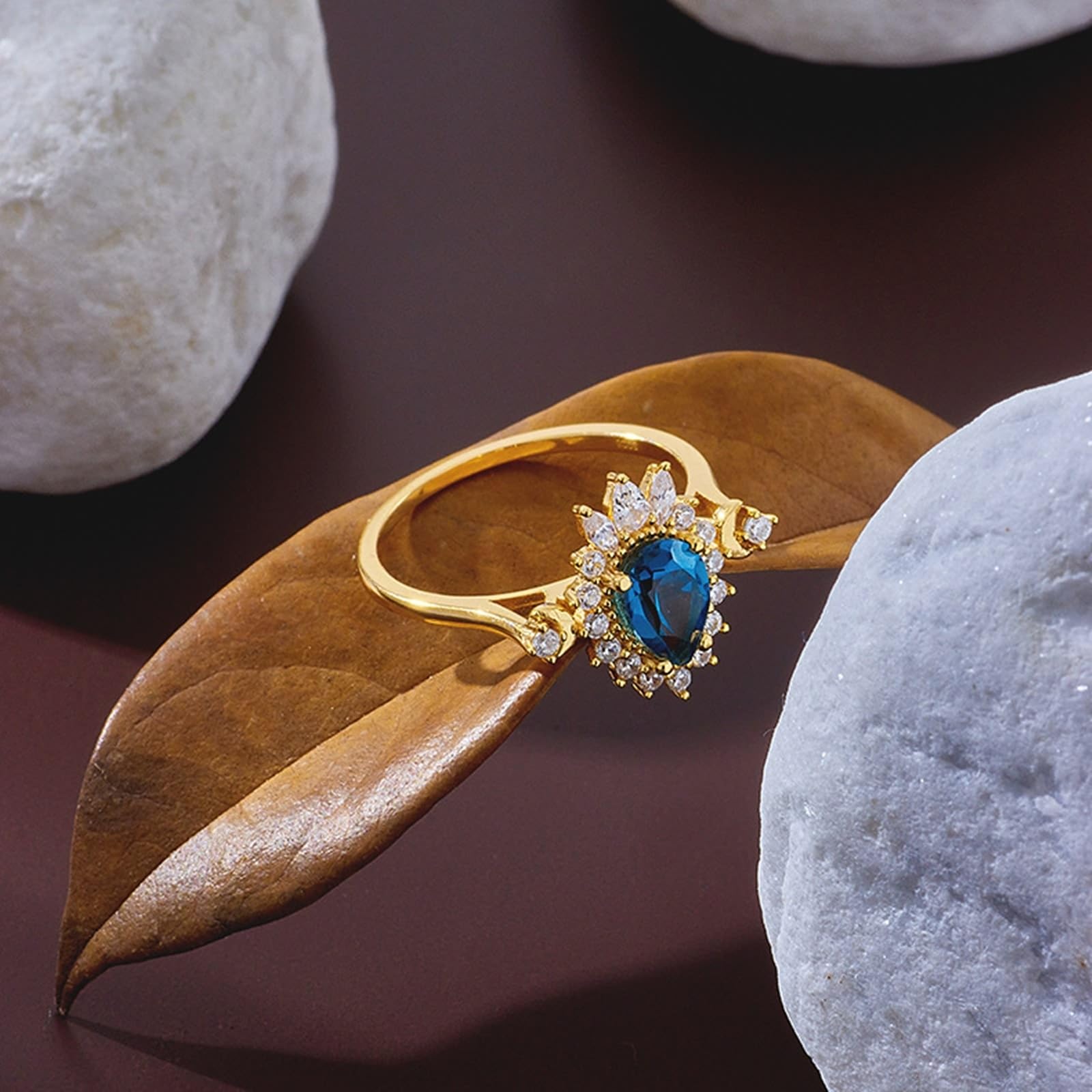Anillo de boda de oro amarillo Au 375/585/750 con gotas de topacio azul, forma de flor