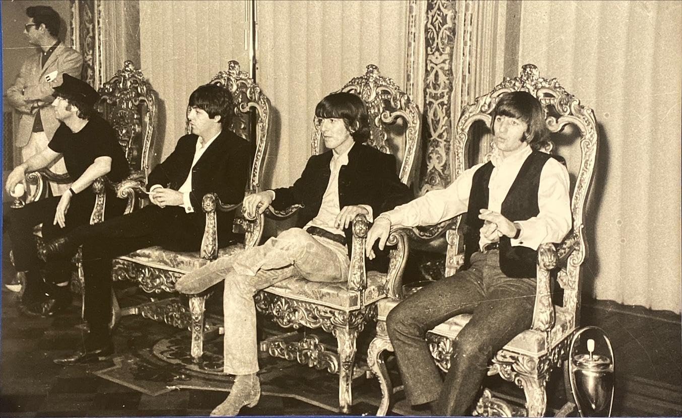 Beatles maniac. Storia, gloria, memoria di una rivoluzione. Con cartolina official Beatle Goodies, Beatles Maniacs, Hollywood, California, 1964. Con playlist speciale su Spotify. Con riproduzione ...