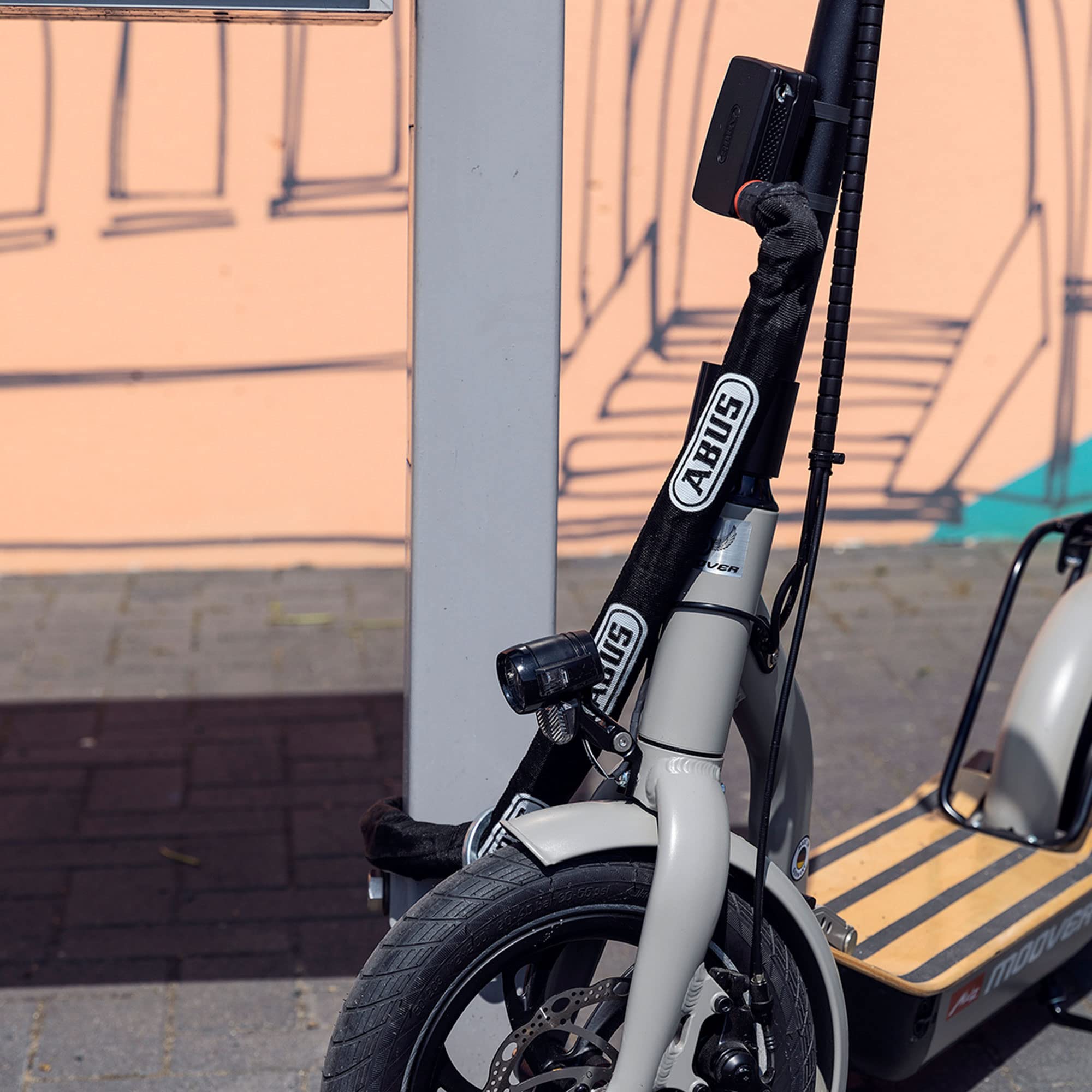 ABUS Alarmbox 2.0 - Mobile Alarmanlage mit Anschlussmöglichkeit für Ketten & Kabel - sichert Fahrräder, Kinderwagen, E-Scooter - intelligenter 100 dB Alarm - Schwarz