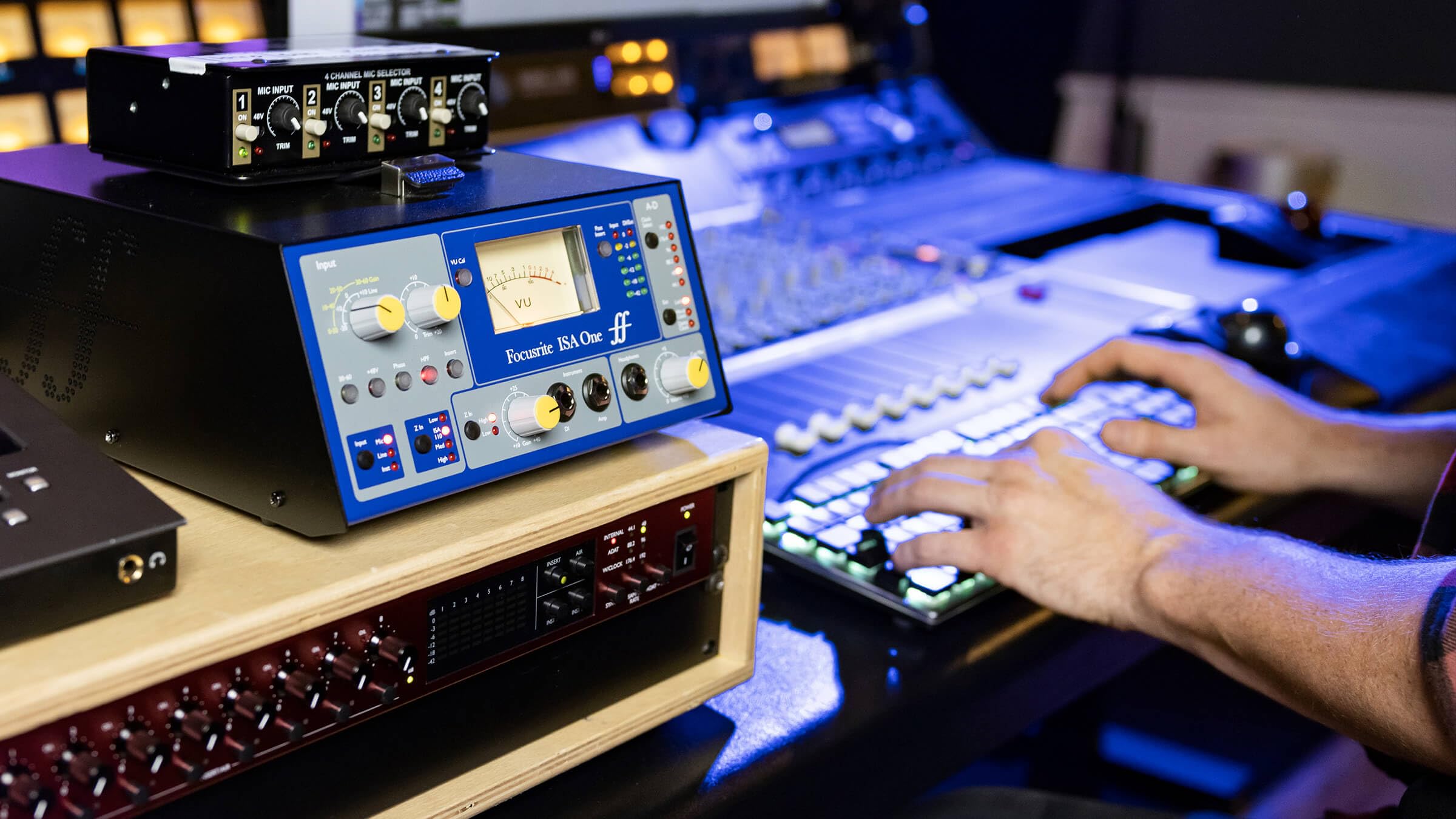 Novation Launchpad Control, tragbar, mit USB-Anschluss, Midi-Kontrolleinheit mit 16 zuweisbaren Reglern und 7 Pads Ein Mikrofon Vor blau