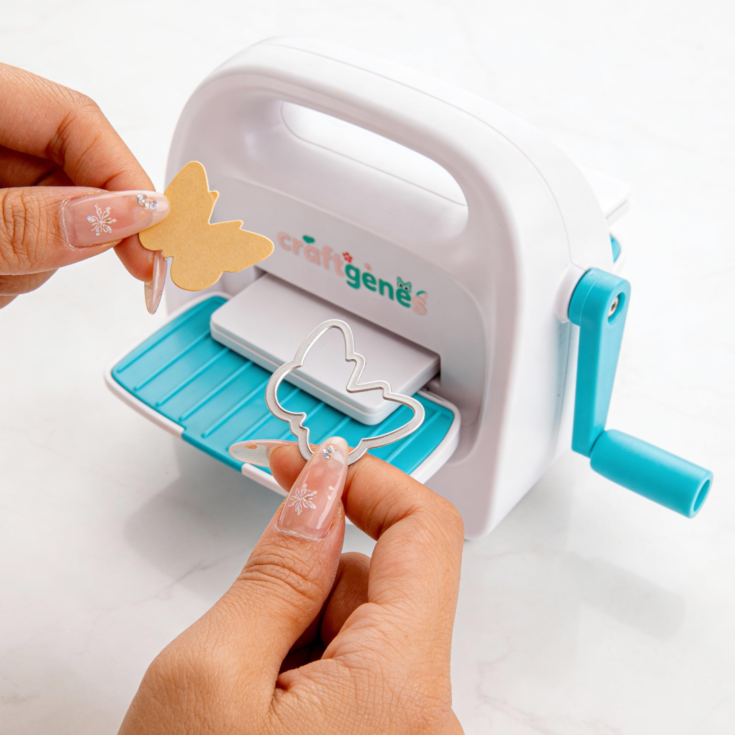 CraftGenes Mini Macchina per Taglio e Goffratura con Kit di Avvio, Apertura di Alimentazione da 8,5 cm (3,3 pollici) per Carta da 7,6 cm, Include 24 Accessori per Artigianato Fai da Te, Creazione di