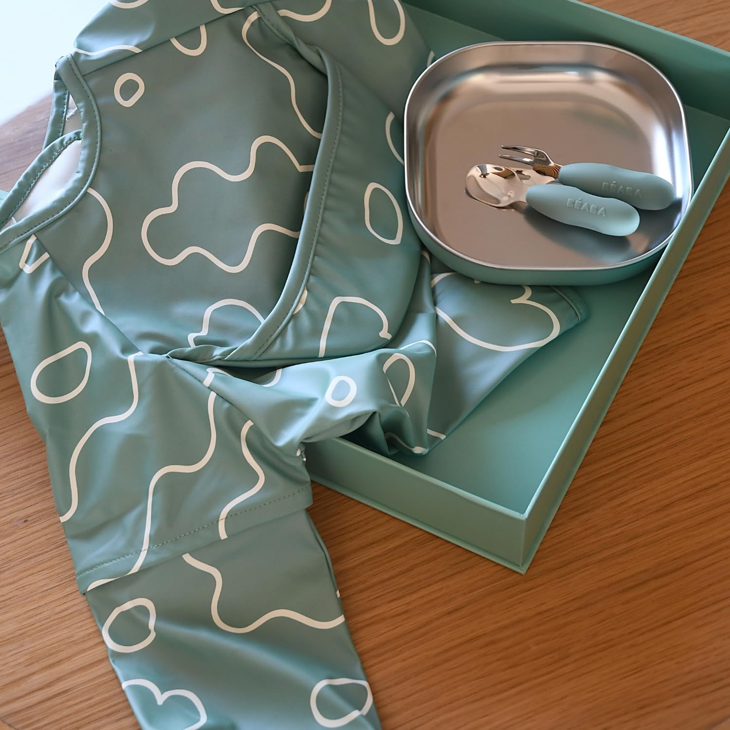 BÉABA, Set de Comida Bebé – Regalo de Nacimiento Completo desde 4 Meses – Plato Inox Microondas, Cubiertos Ergonómicos, Babero con Mangas, Caja Recuerdo – Materiales Saludables/Duraderos, Verde Salvia