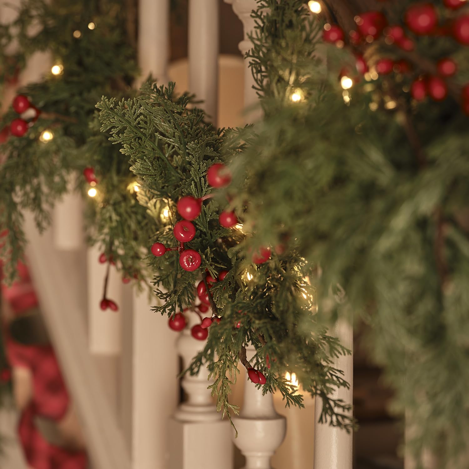 Lights4fun - Ghirlanda Natalizia Illuminata, con Luci LED Bianco Caldo, Foglie, Rami Arificiali, Bacche Rosse, Addobbi di Natale Casa, Interni, a Batteria con Timer, 1,5m