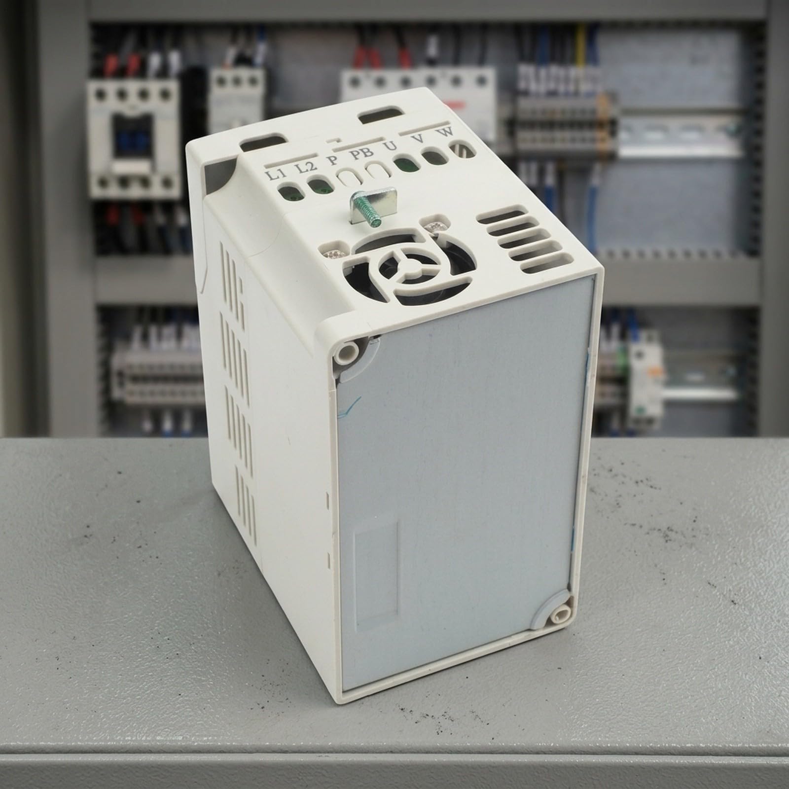 Umrichter Frequenzumrichter 1,5KW 220V Einphasig auf Dreiphasig 7A V/F Regelung mit IPM IGBT Schutz für CNC Pumpen Lüfter Textilmaschinen Industrie JLS-E-2S-1.5GB