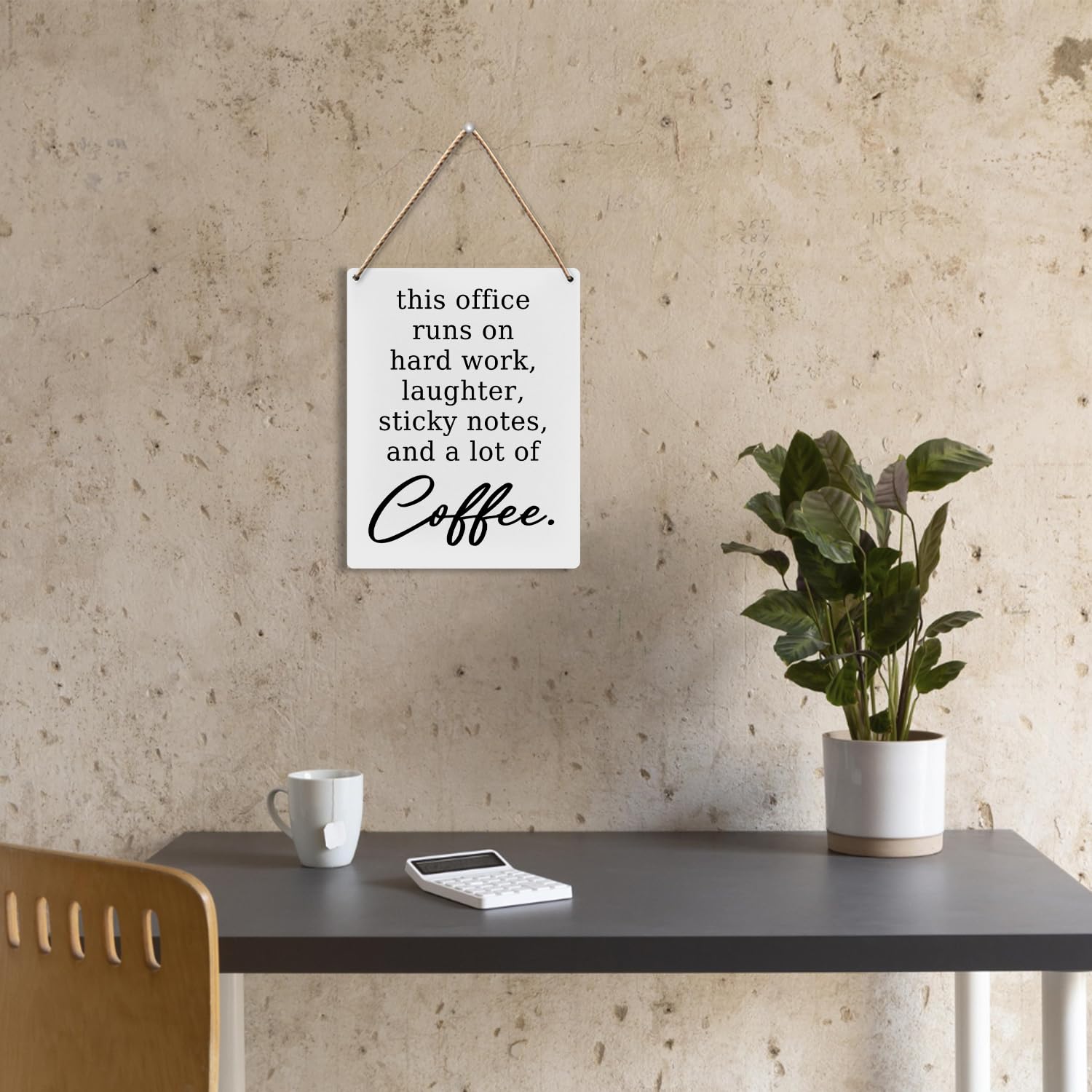 Dekoracja ścienna do biura, This Office Runs On Hard Work Wood Hanging Sign, Office Well Decor for Work, motywacyjna dekoracja ścienna, biuro inspirujący drewniany slogan wiszący znak 20 x 25 cm