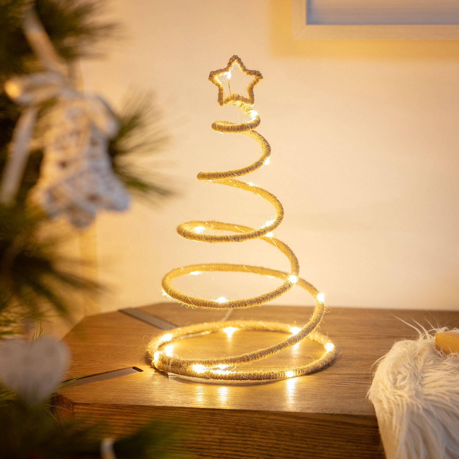 LEDKIA LED-Weihnachtsbaum Aus Holz – Mit Batterie, Warmweiß (3000K), Für Innen, IP20 – Dekorativer Lichtbaum