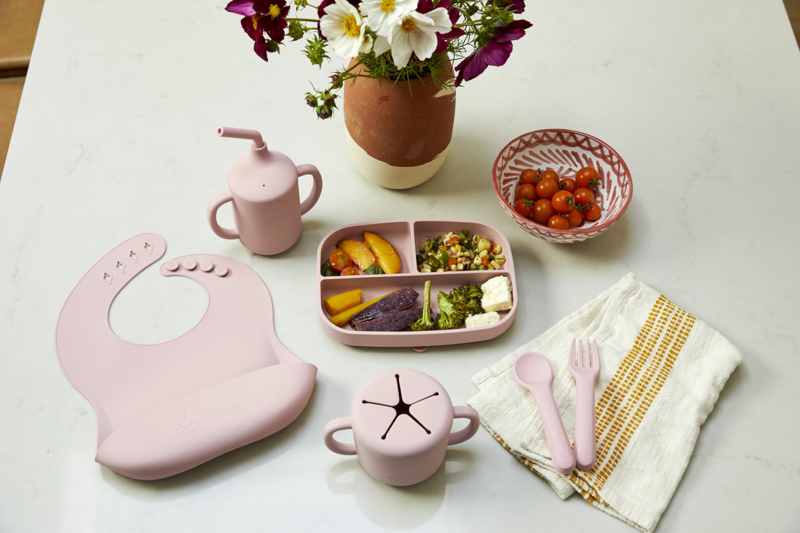 Ergobaby Set di stoviglie Deluxe per neonati e bambini a partire da 6 mesi, set pappa per bambini con 2 tazze, vassoio, bavaglino e posate, senza BPA, PVC e ftalati, Blush Pink