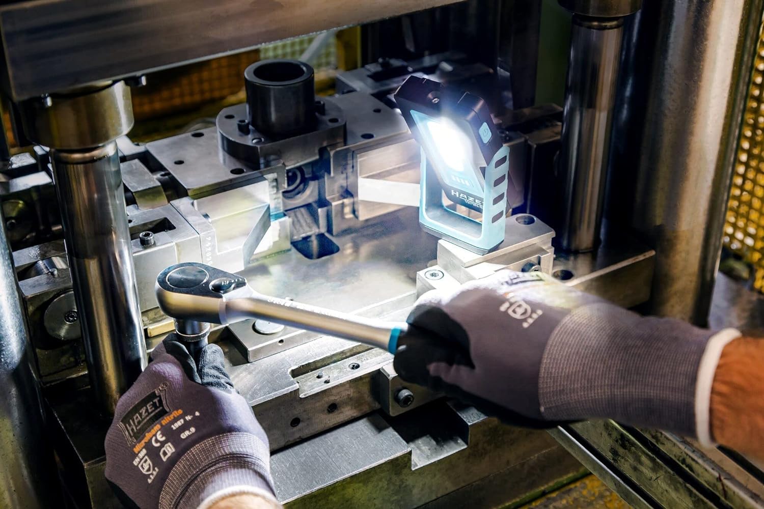 HAZET LED Pocket-Light 1979N-82 I Lampe D'atelier Compacte, Réglable à 180 Degrés, à Forte Puissance D'éclairage, à Intensité Variable En Continu, Aimants De Maintien Intégrés Pour La Fixation