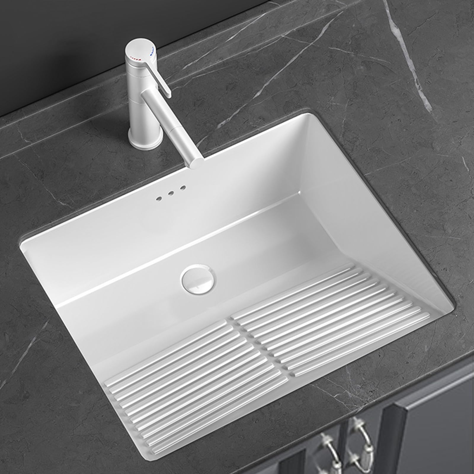 Lavabo sous plan de salle de bain carré en céramique pour une routine du matin fluide