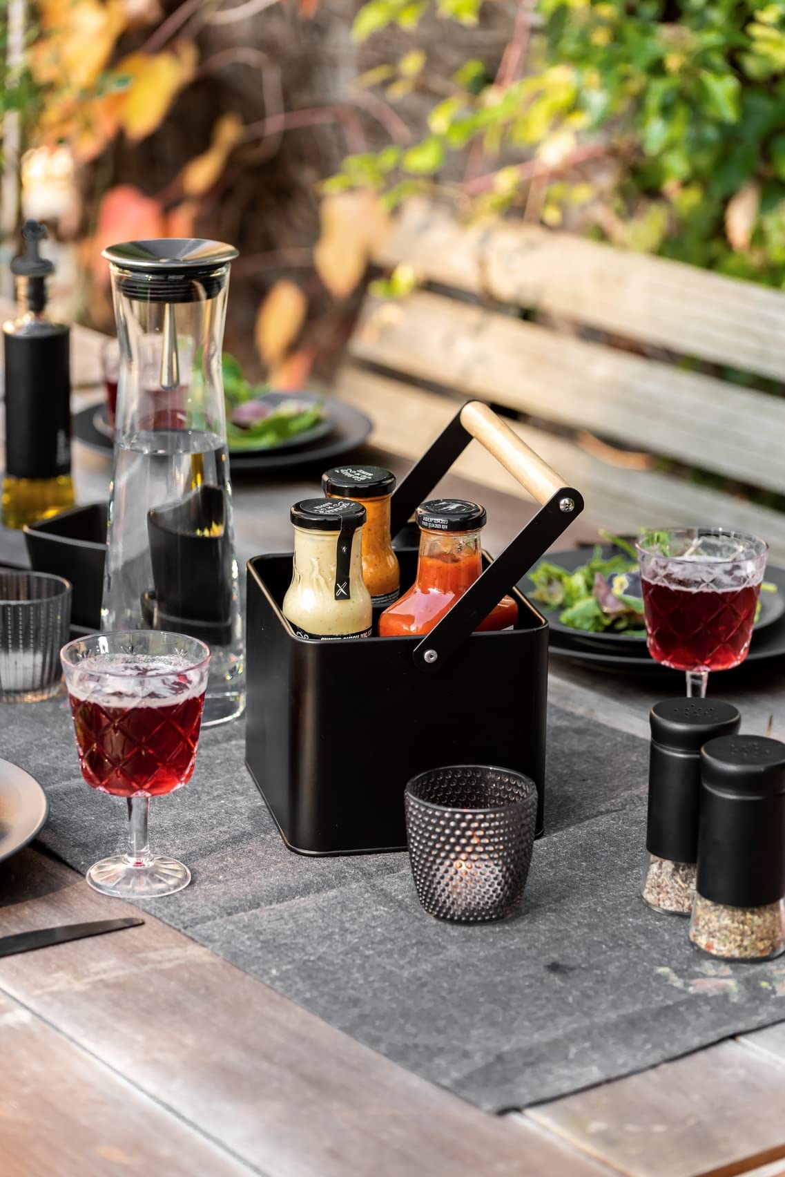 WENKO Kosz na przybory mod. Baco, kosz do noszenia z metalu z elastycznym drewnianym uchwytem, idealny do transportu sosów, Black Outdoor Kitchen