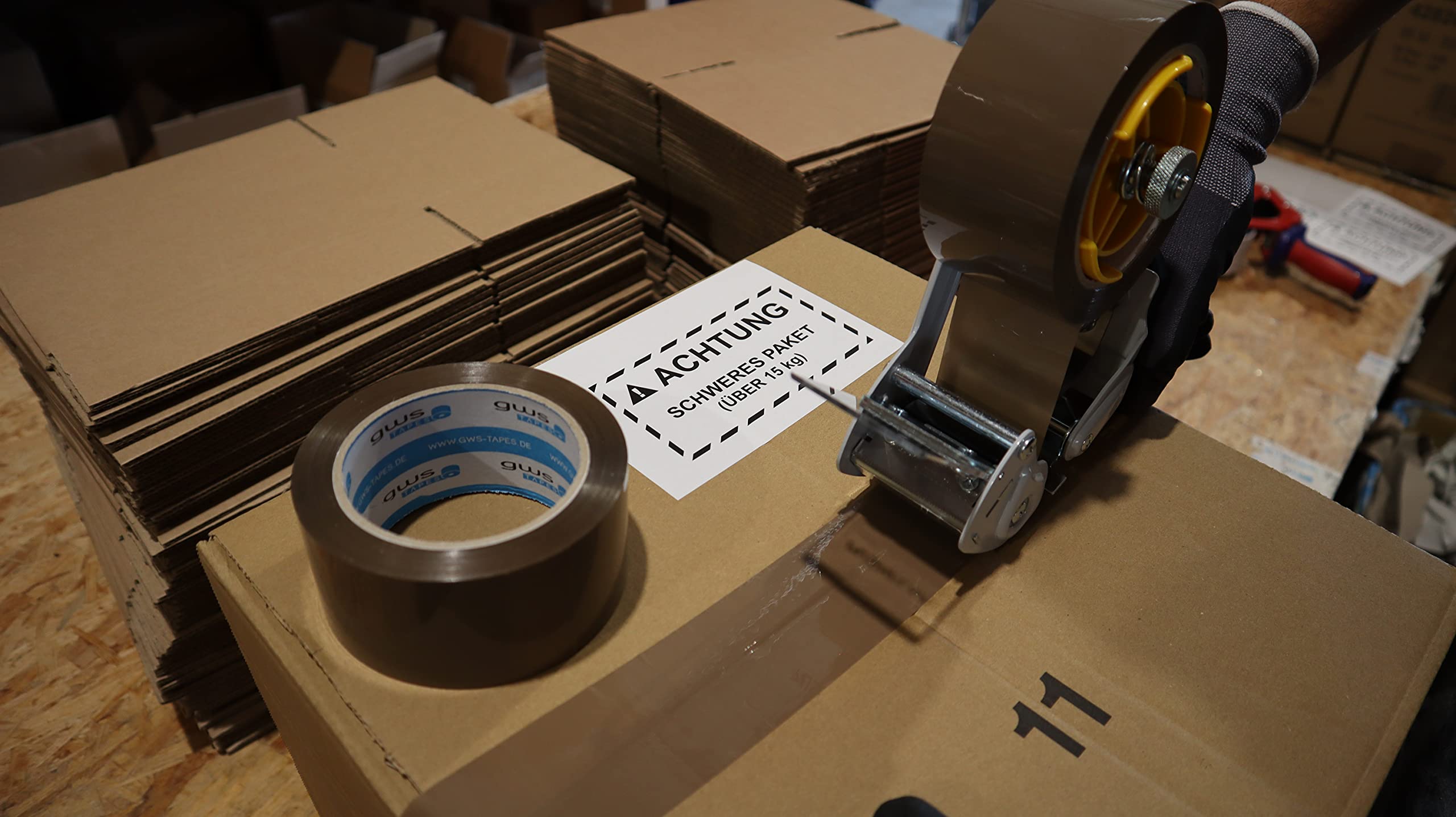 24 Stück gws Packband Handabroller, hochwertiger Paketbandroller, stabiler Metallrahmen inkl Sicherheitsklinge und gummiertem Griff, für Rollen bis 66m x 50mm