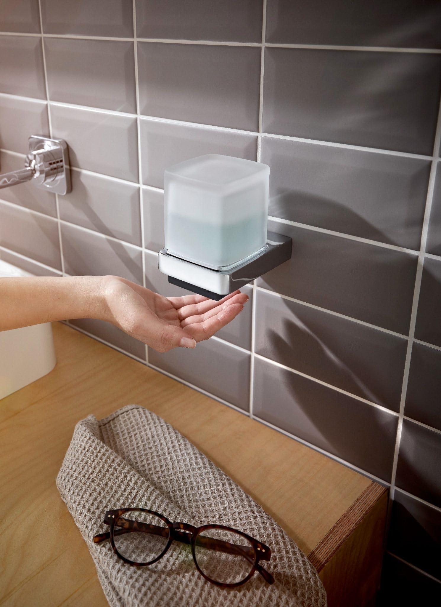 emco Trend Sensor Dispensador de jabón automático con batería, dispensador de jabón líquido con Pilas en Cromo para Montaje en Pared