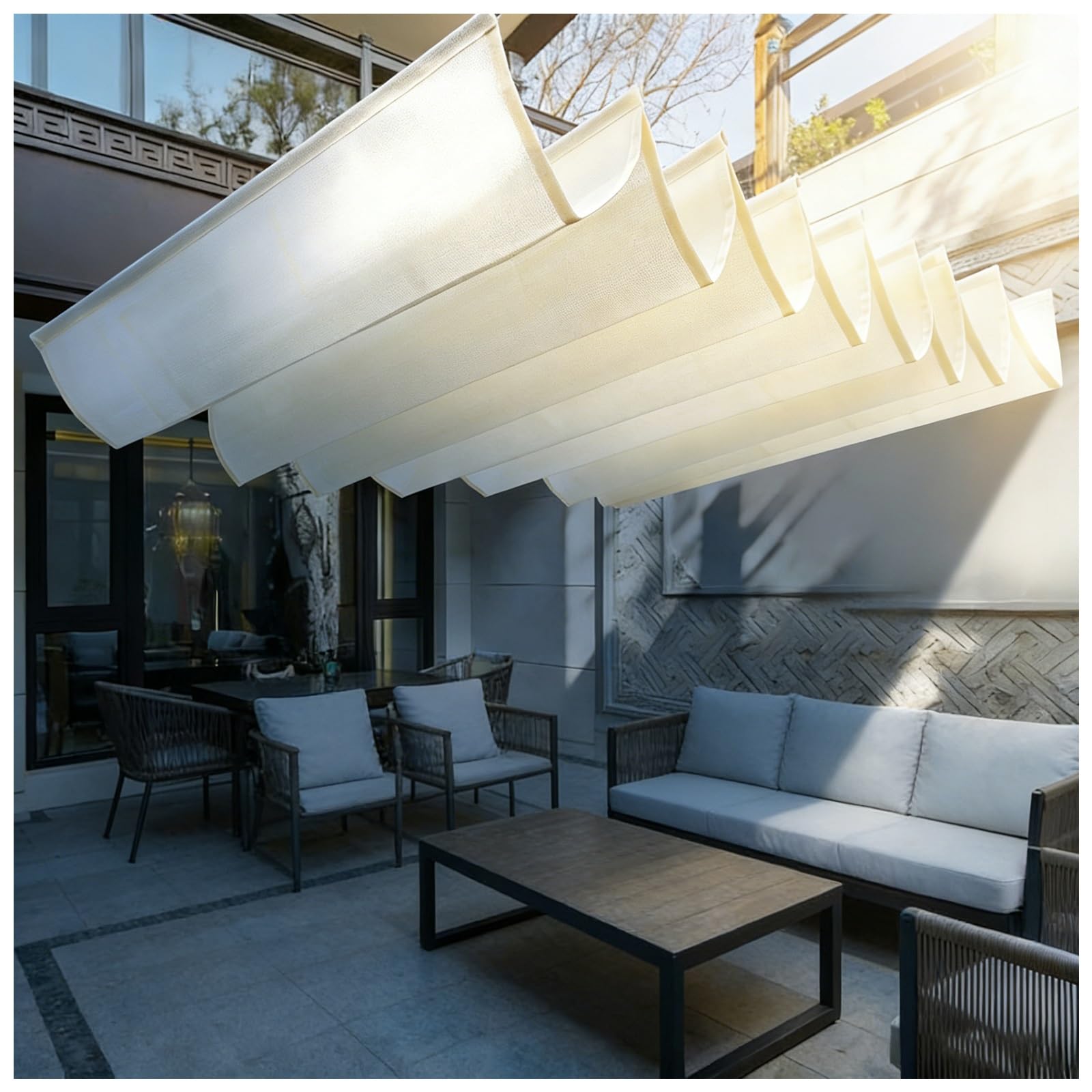 Voile d'ombrage rétractable pour la piscine d'un hôtel ou un patio