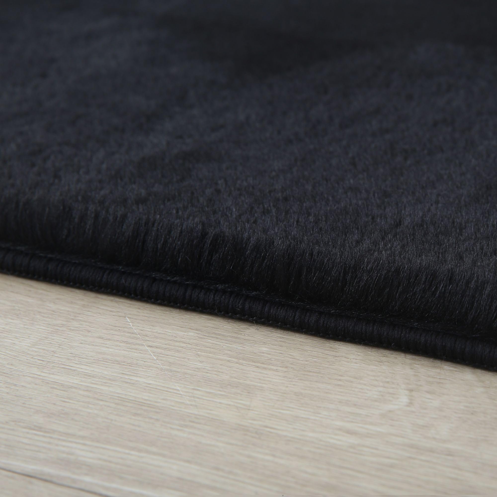 Carpetsale24, Pluszowy Dywan do Salonu Czarny 140x200 cm Wysokie Włókno Długowłosy Sztuczne Futro Miękki Nowoczesny Jednokolorowy Puszysty, Pralny Dywan